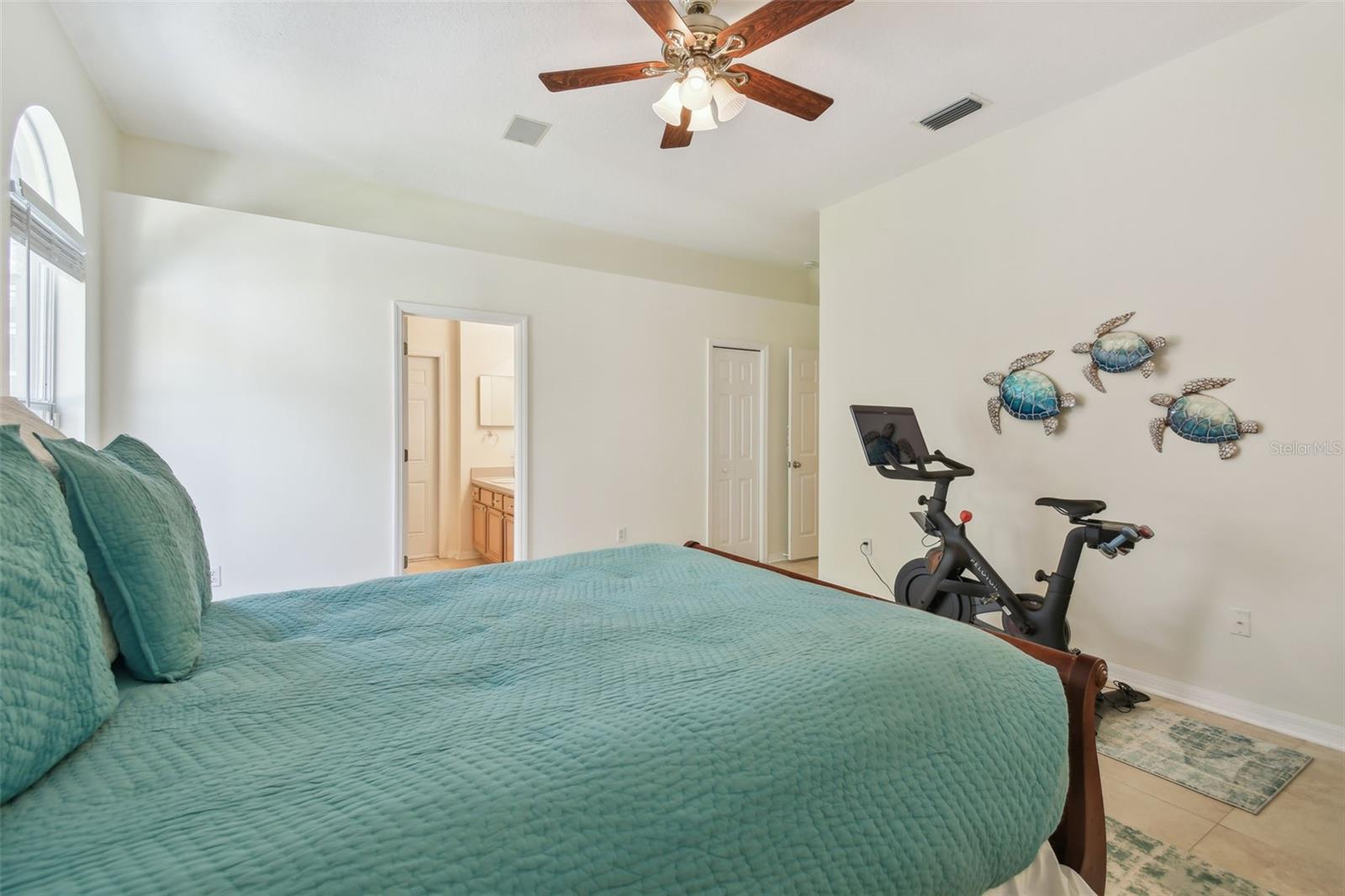 18025 KINGS PARK DR, TAMPA, FL, 33647