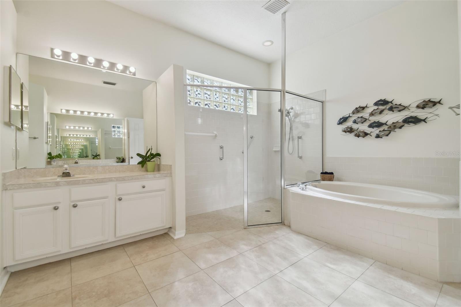 18025 KINGS PARK DR, TAMPA, FL, 33647