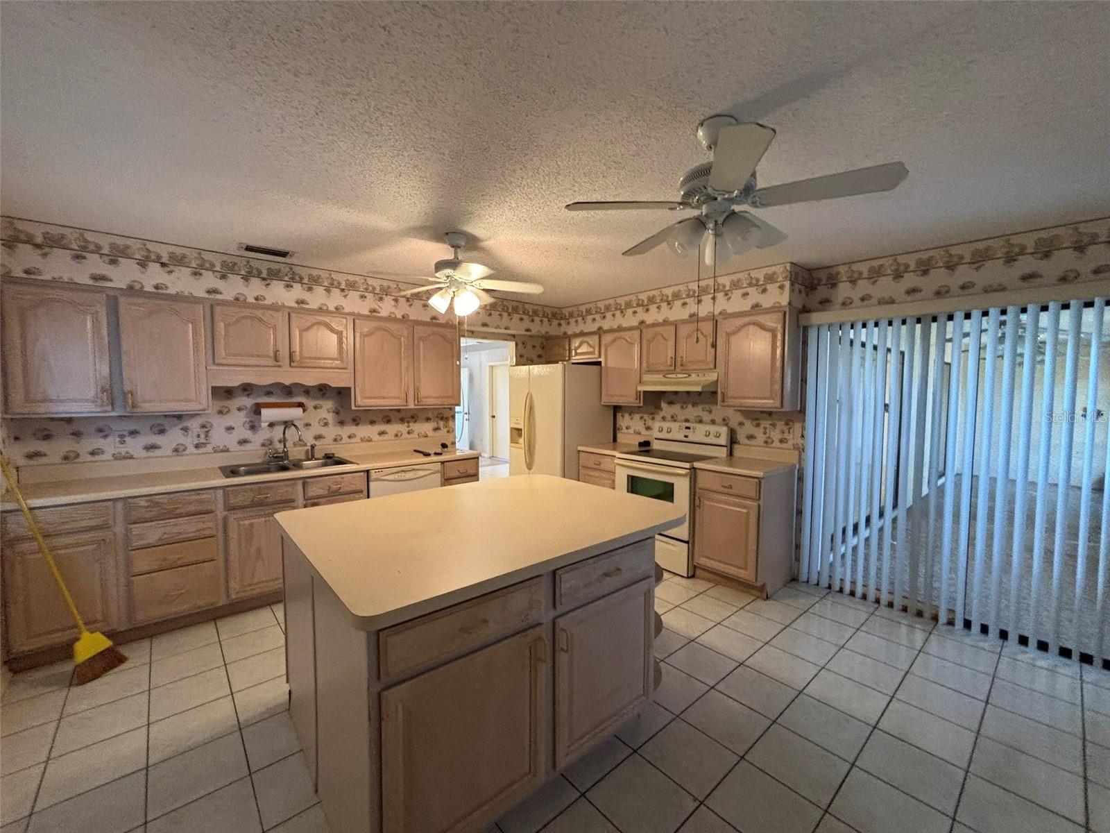 1915 W DEL WEBB BLVD, SUN CITY CENTER, FL, 33573