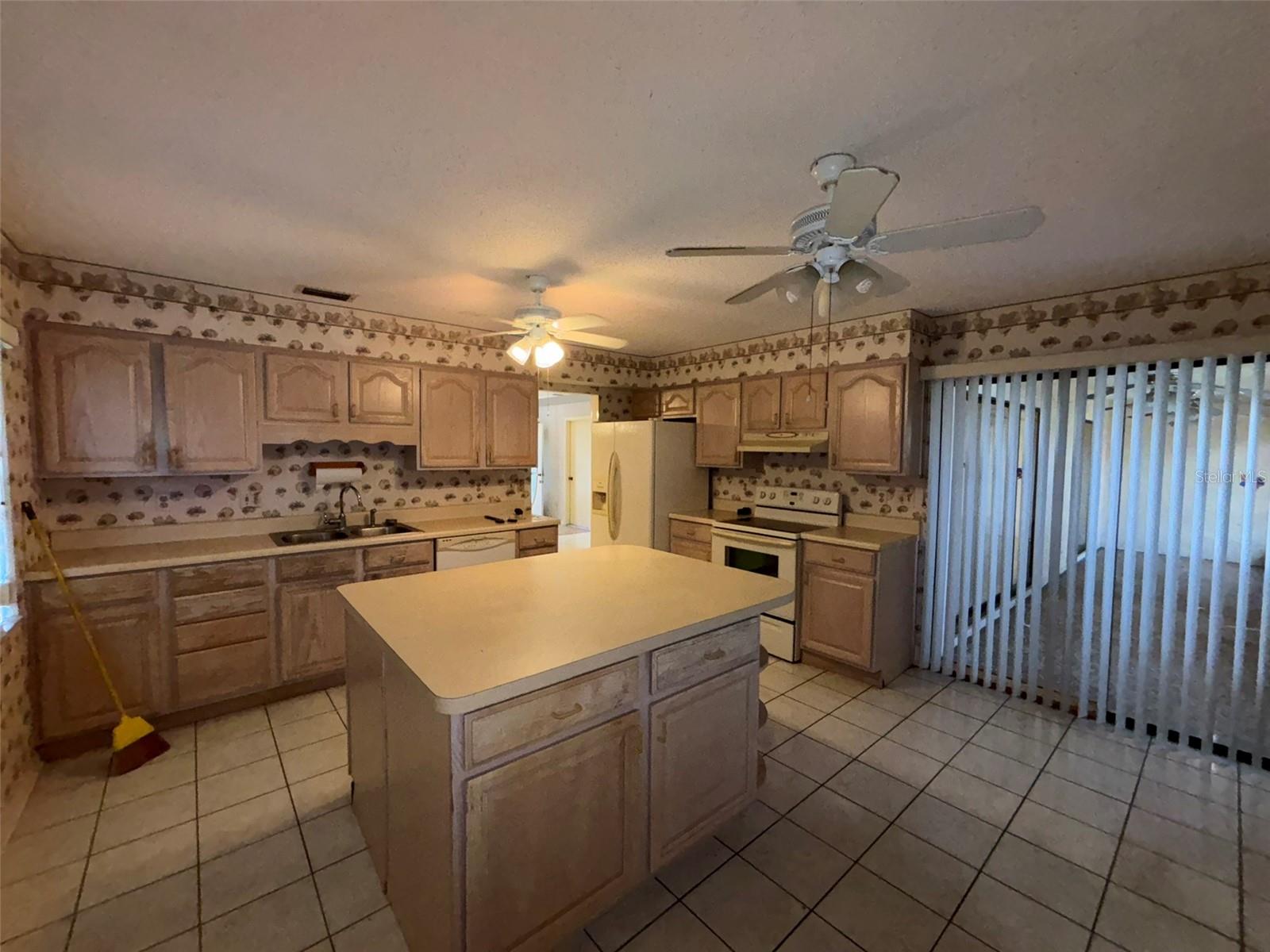 1915 W DEL WEBB BLVD, SUN CITY CENTER, FL, 33573