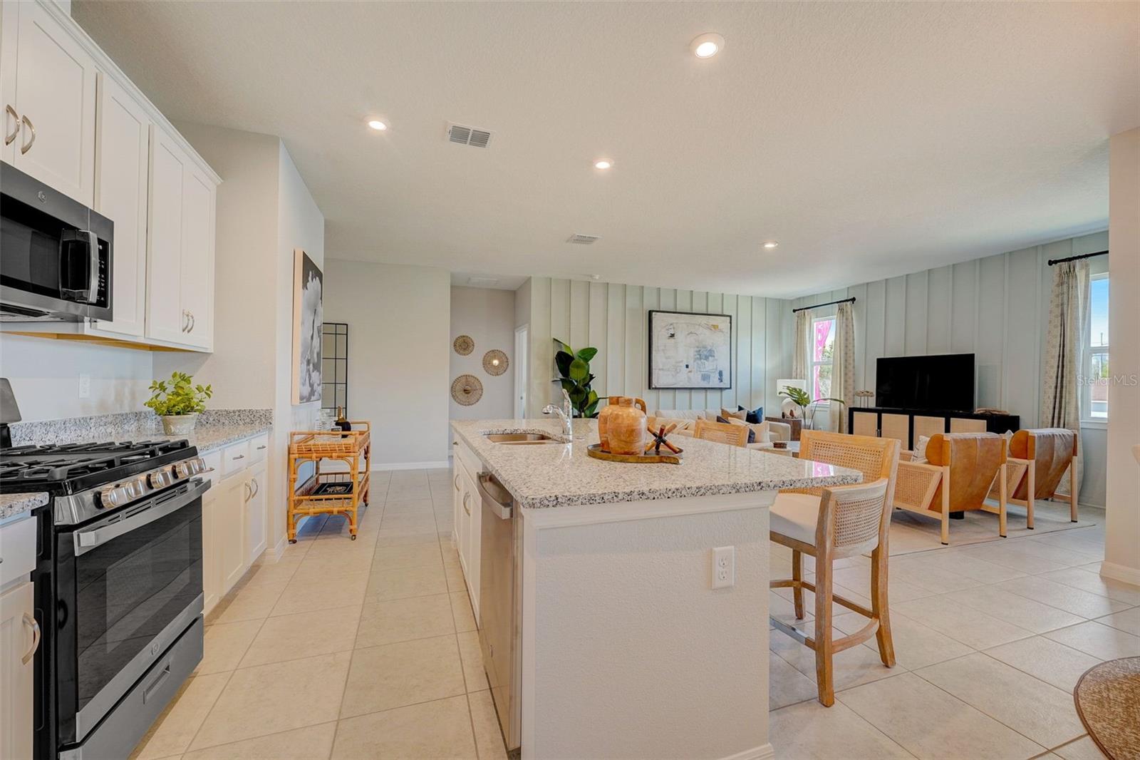391 SHOREVIEW SANDS AVE, MASCOTTE, FL, 34753