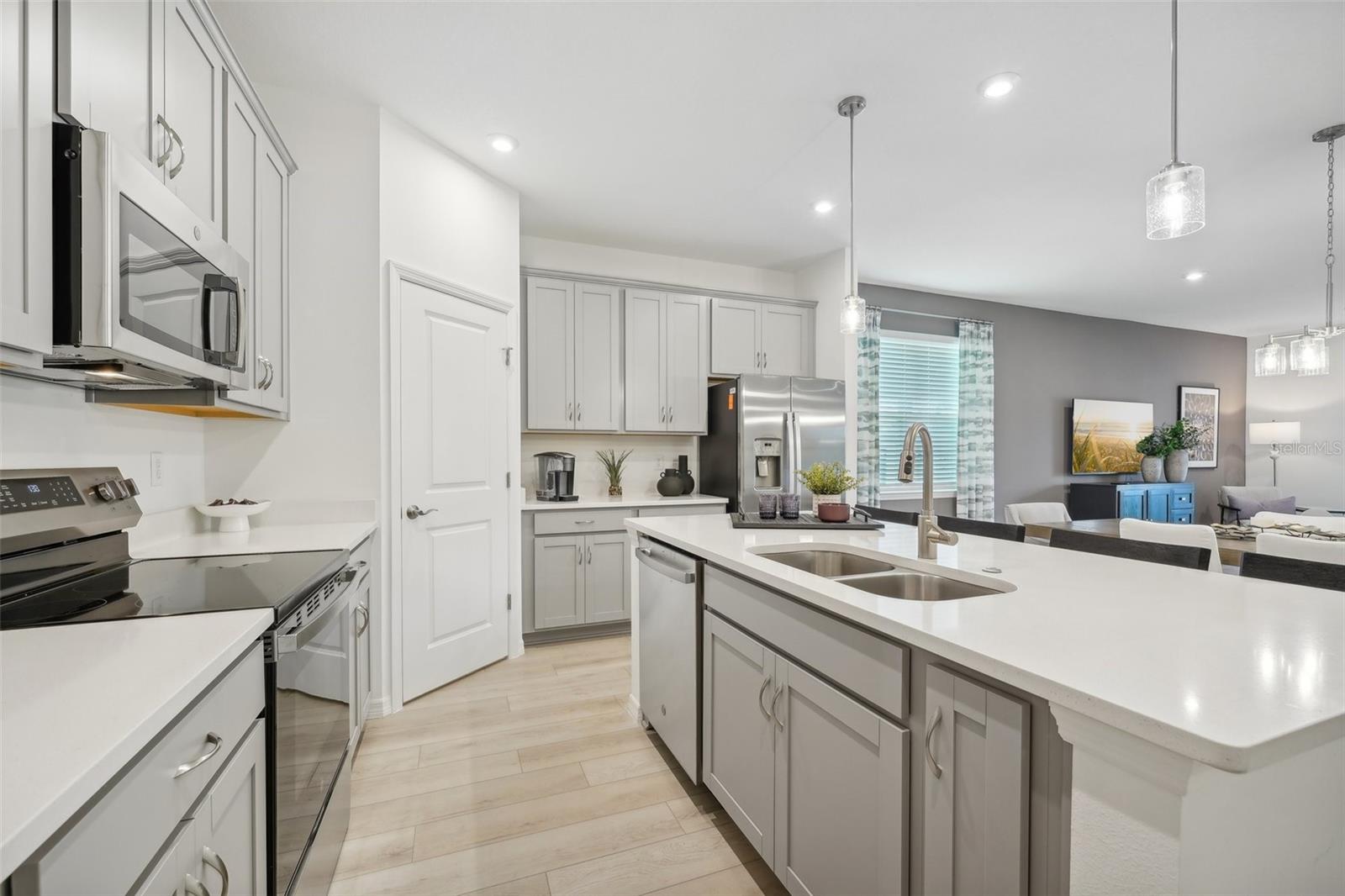 397 SHOREVIEW SANDS AVE, MASCOTTE, FL, 34753