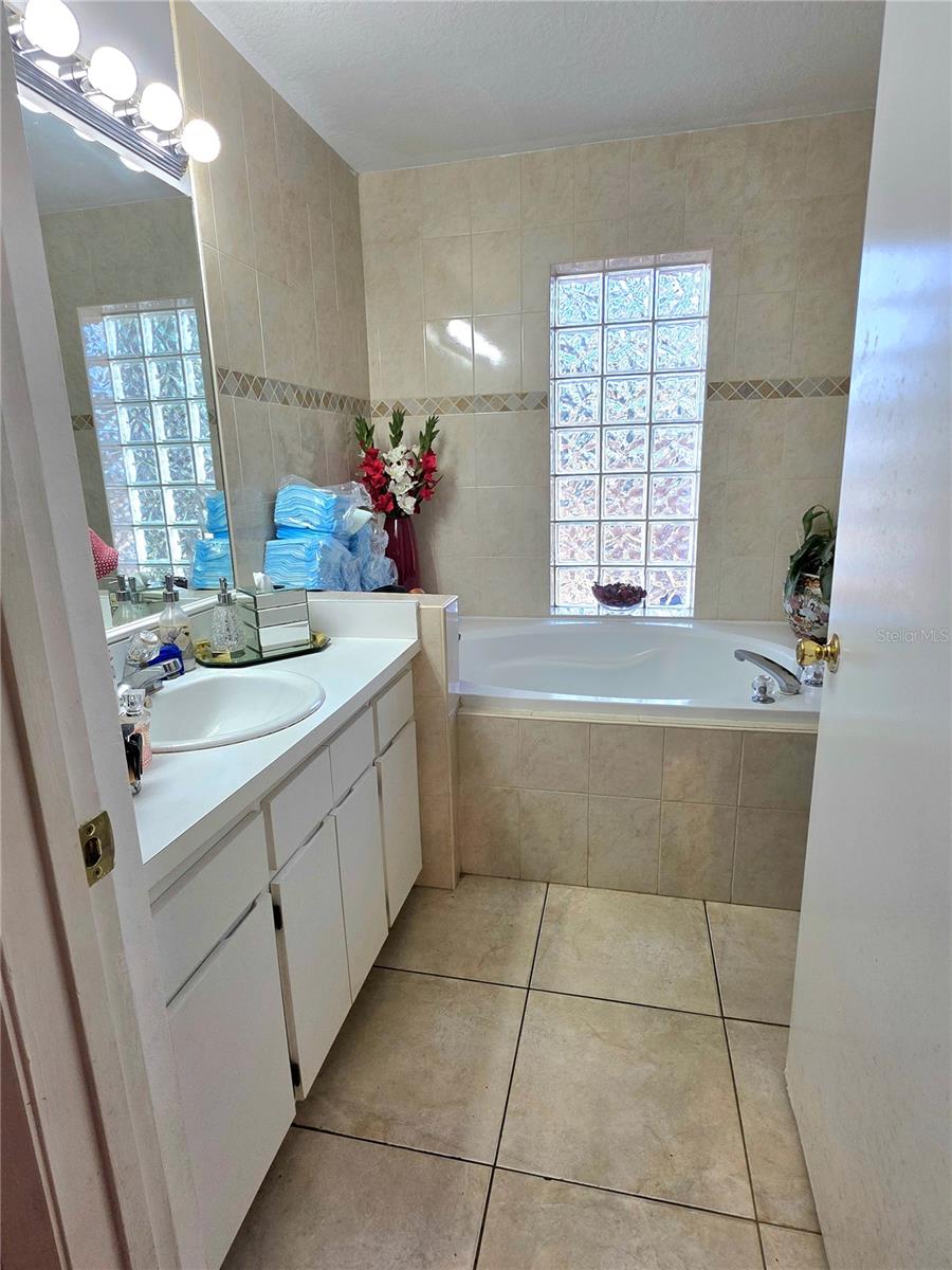 2114 W HANNA AVE, TAMPA, FL, 33604