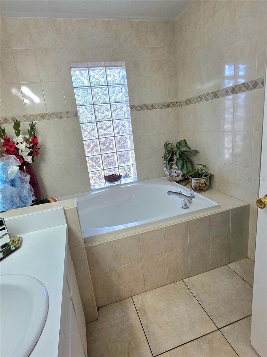 2114 W HANNA AVE, TAMPA, FL, 33604