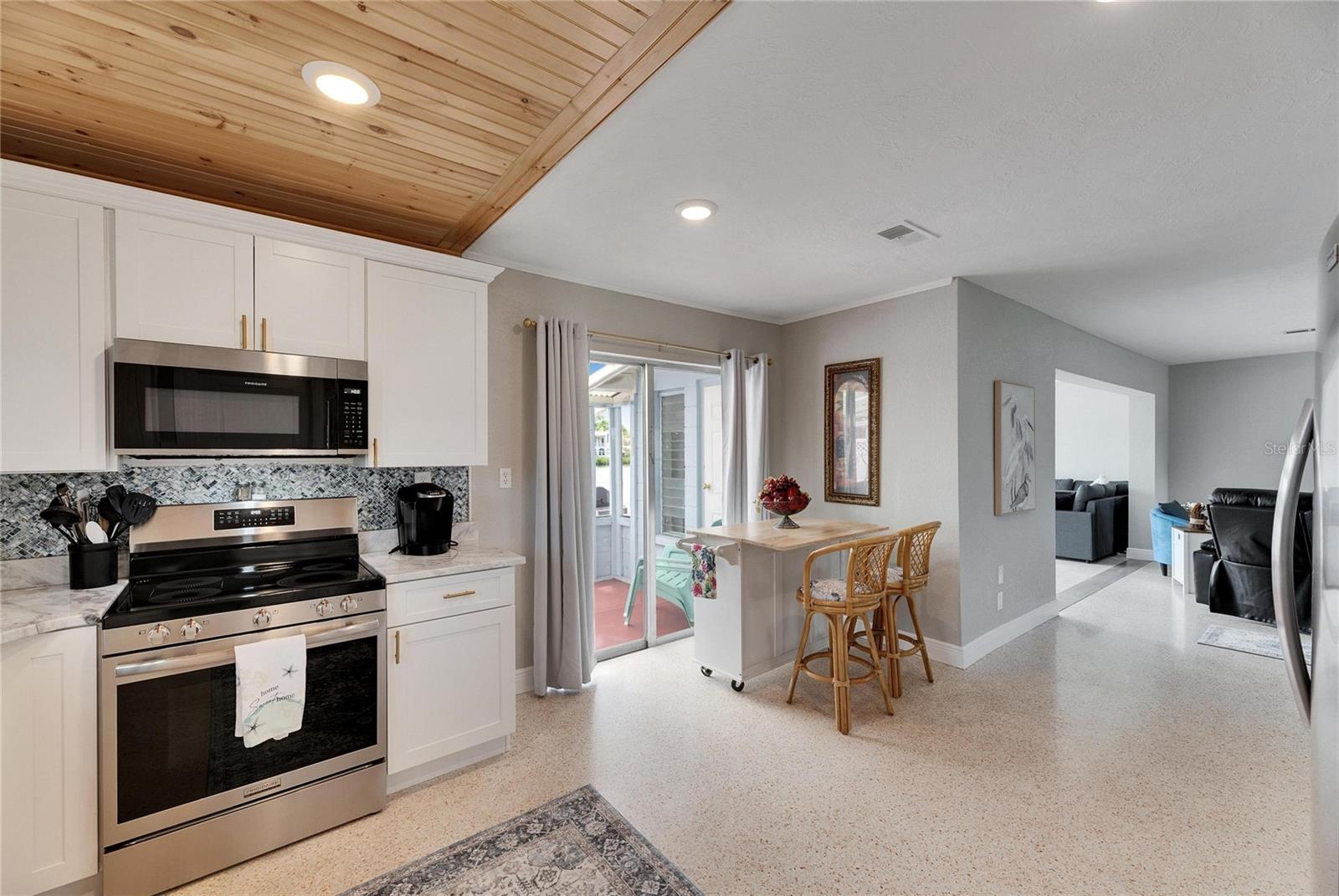 105 6TH ST NW, RUSKIN, FL, 33570