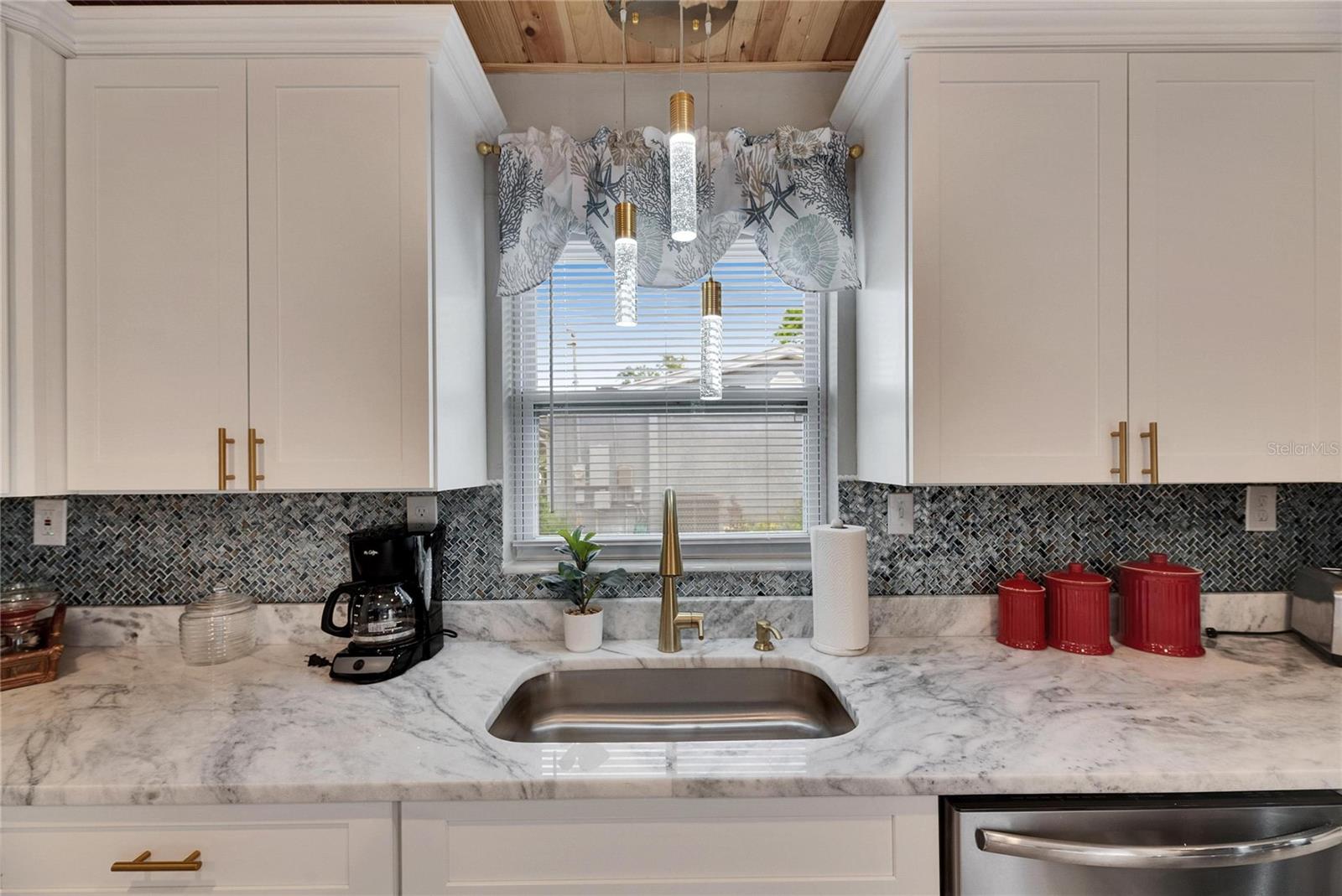 105 6TH ST NW, RUSKIN, FL, 33570