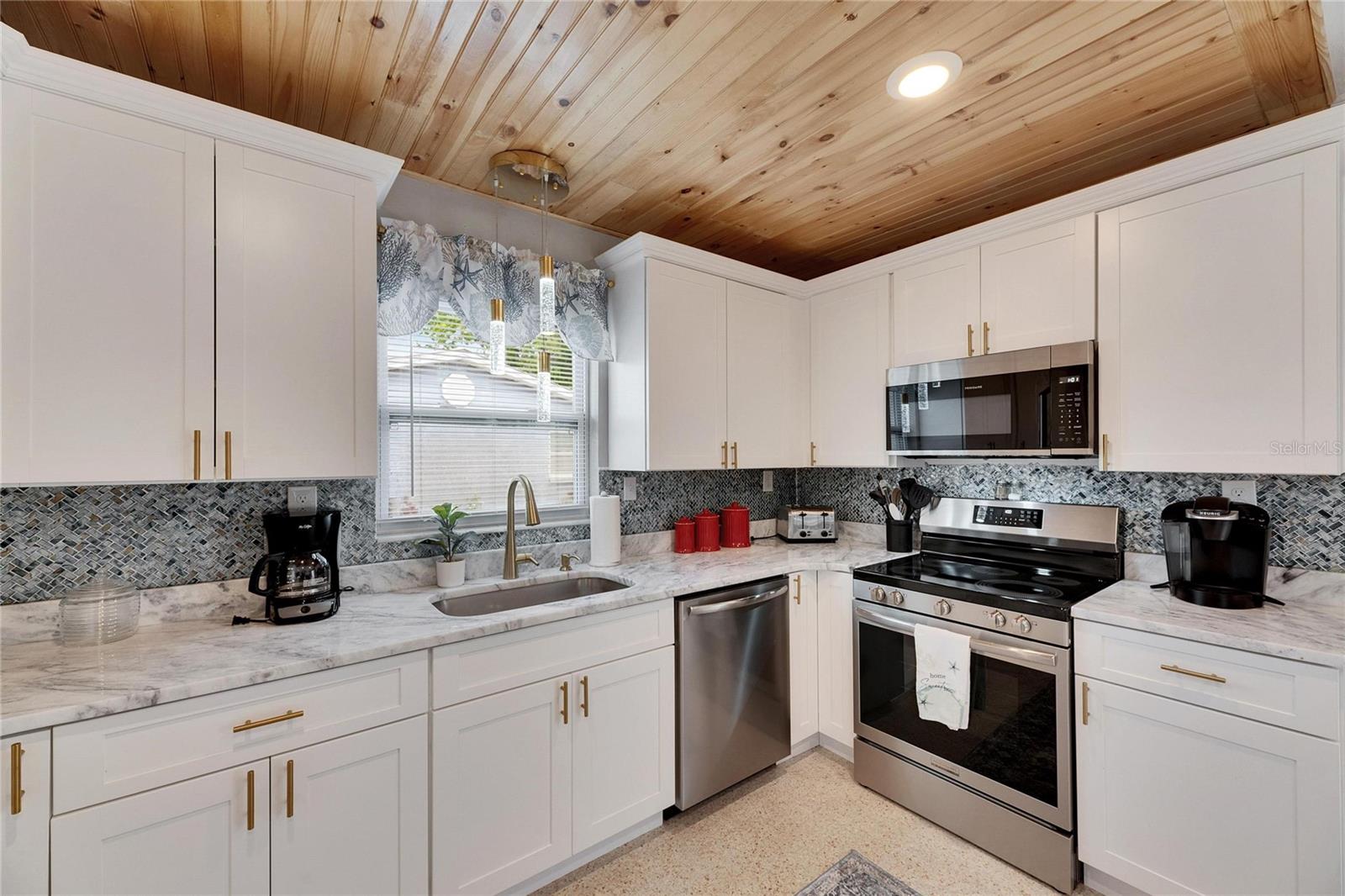 105 6TH ST NW, RUSKIN, FL, 33570
