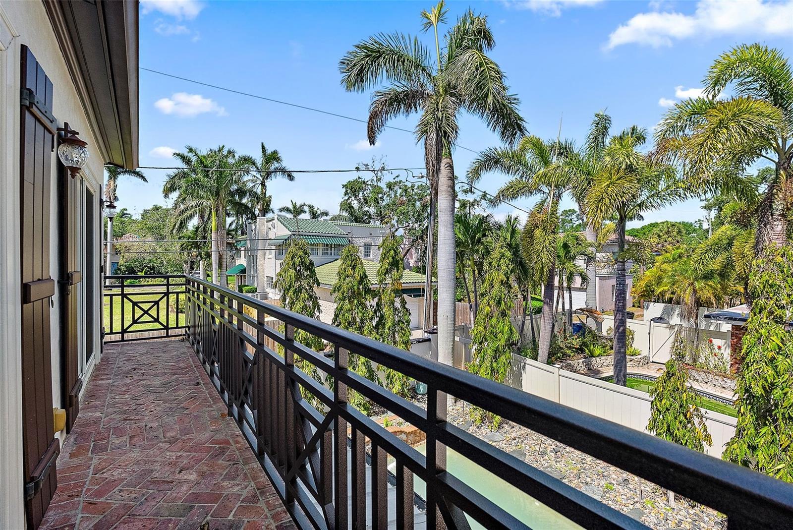 2320 COFFEE POT BLVD NE, ST PETERSBURG, FL, 33704