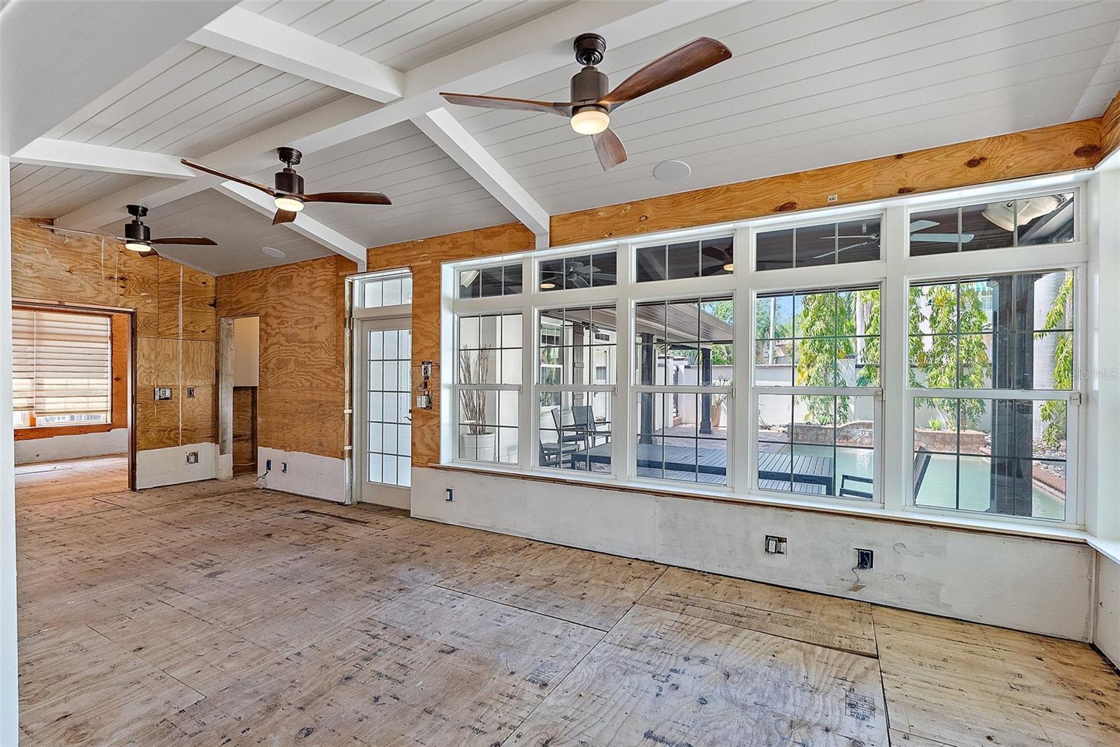 2320 COFFEE POT BLVD NE, ST PETERSBURG, FL, 33704