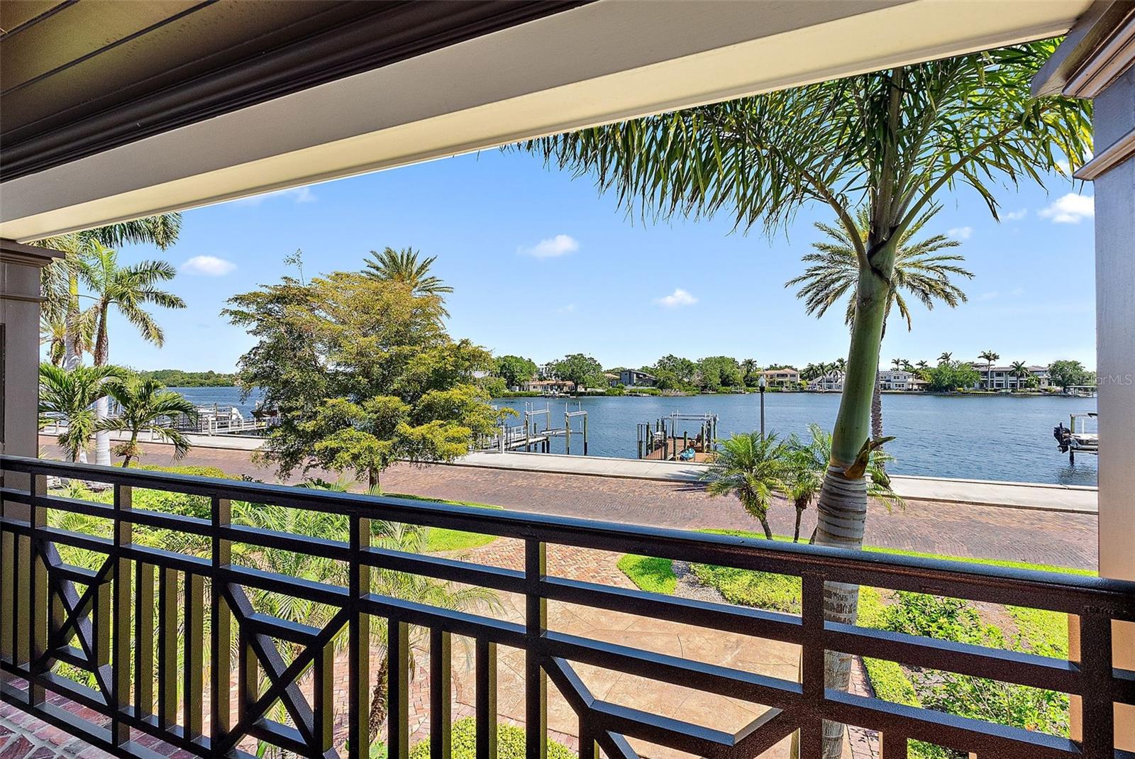 2320 COFFEE POT BLVD NE, ST PETERSBURG, FL, 33704