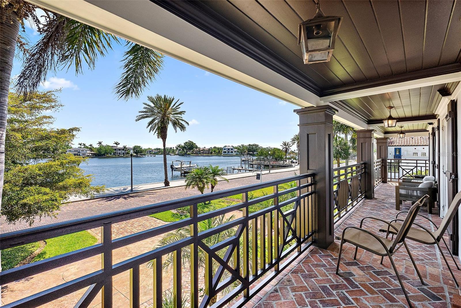 2320 COFFEE POT BLVD NE, ST PETERSBURG, FL, 33704