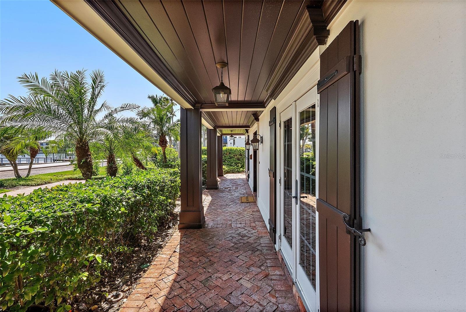2320 COFFEE POT BLVD NE, ST PETERSBURG, FL, 33704