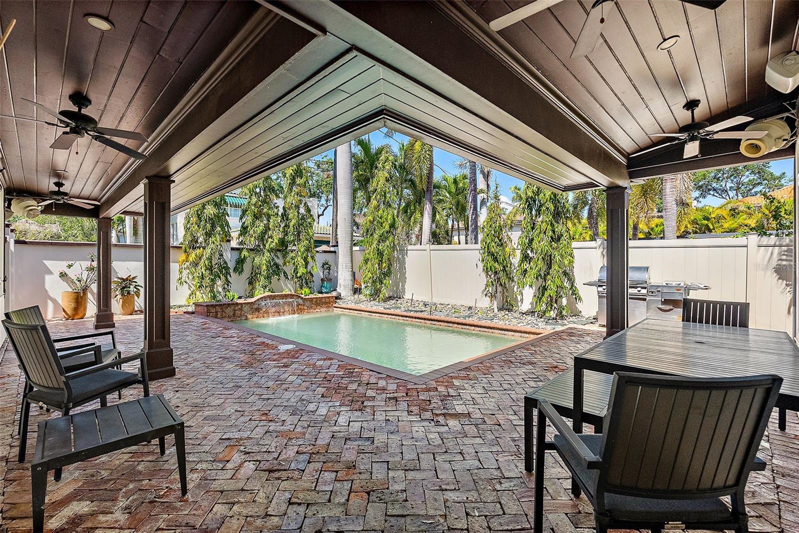2320 COFFEE POT BLVD NE, ST PETERSBURG, FL, 33704