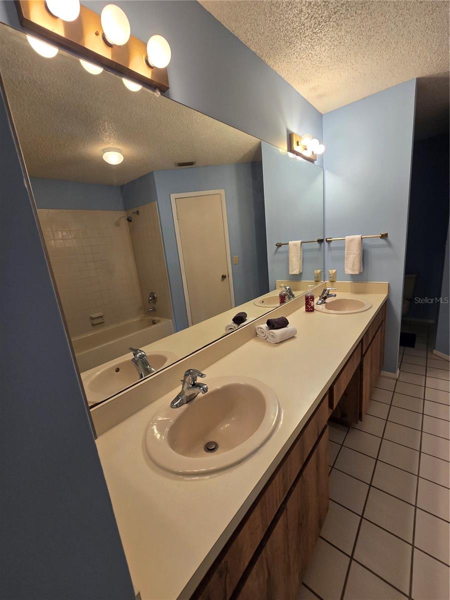 10825 VENICE CIR, TAMPA, FL, 33635