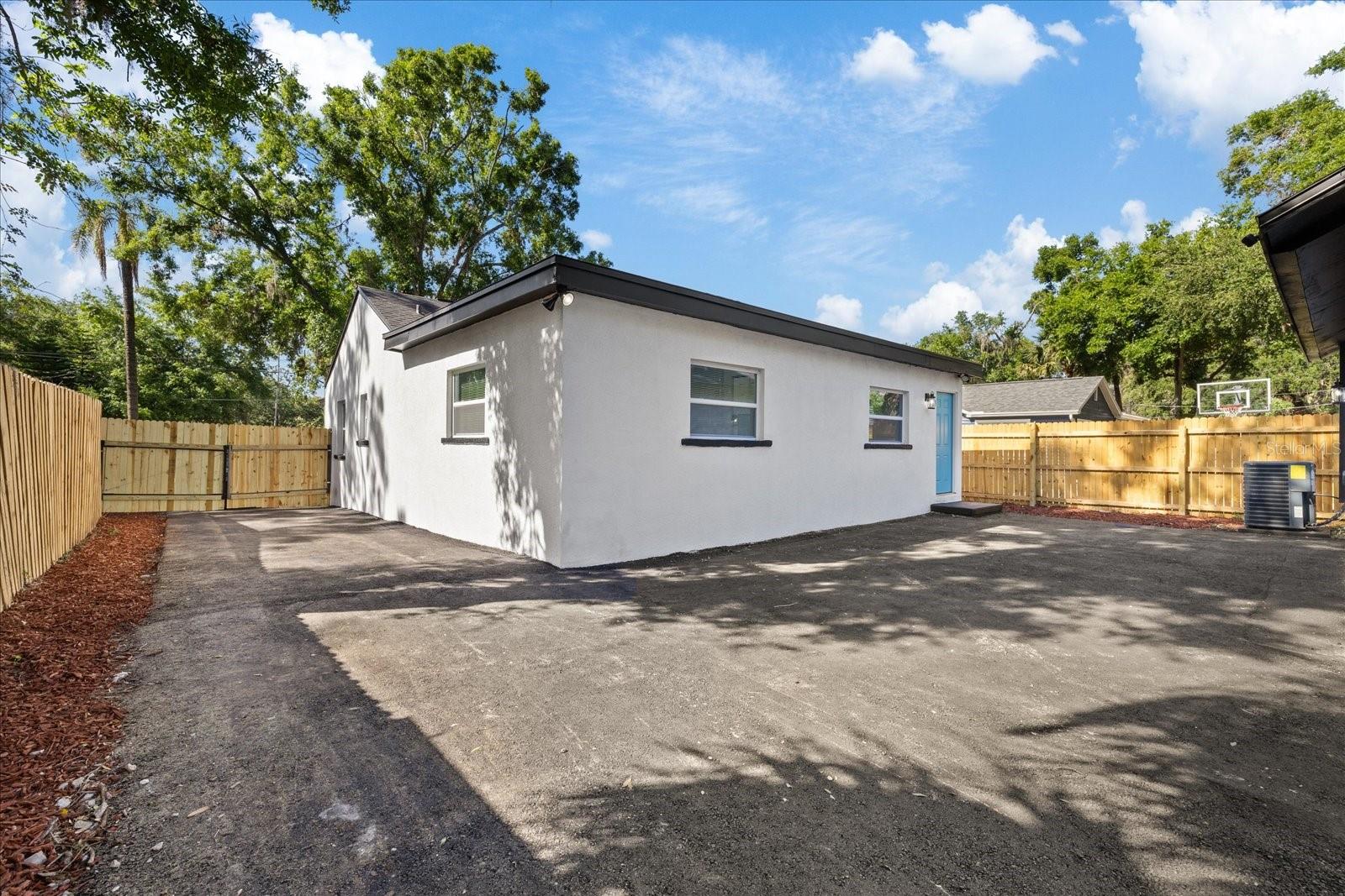 2006 E HENRY AVE, TAMPA, FL, 33610