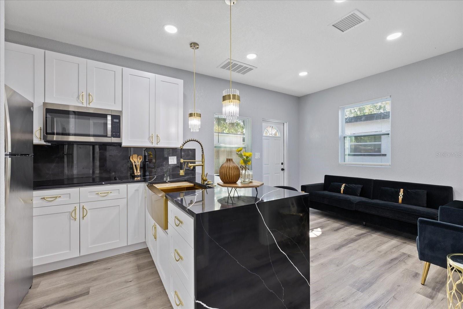 2006 E HENRY AVE, TAMPA, FL, 33610