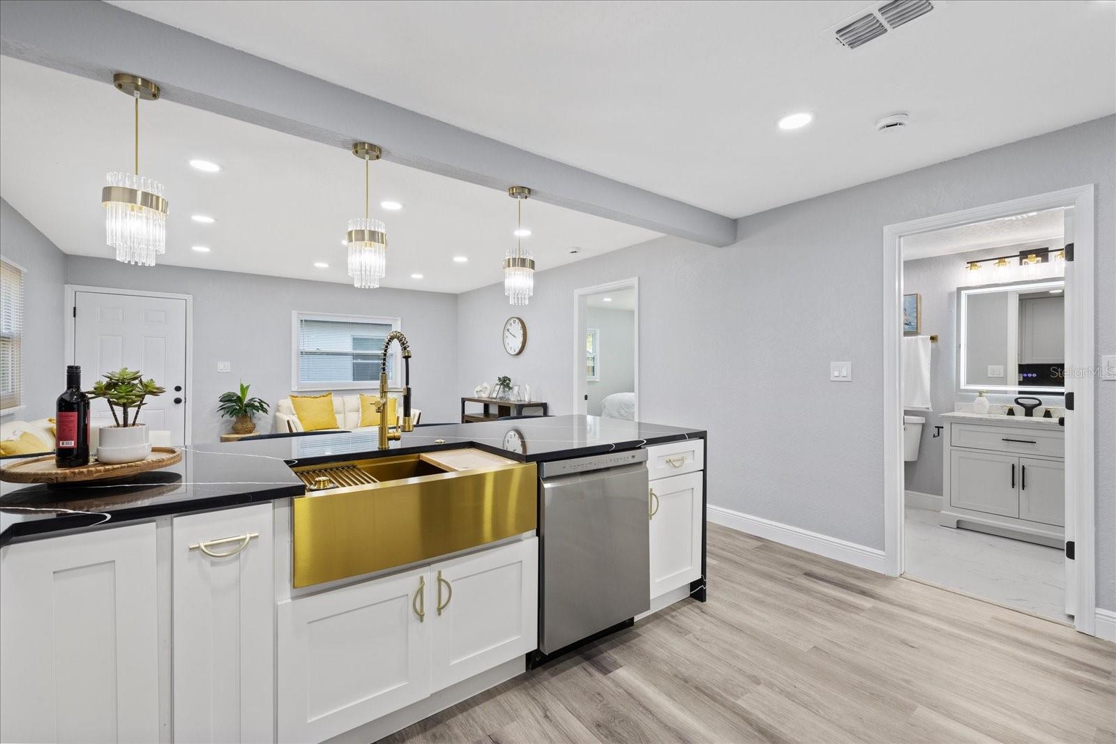 2006 E HENRY AVE, TAMPA, FL, 33610