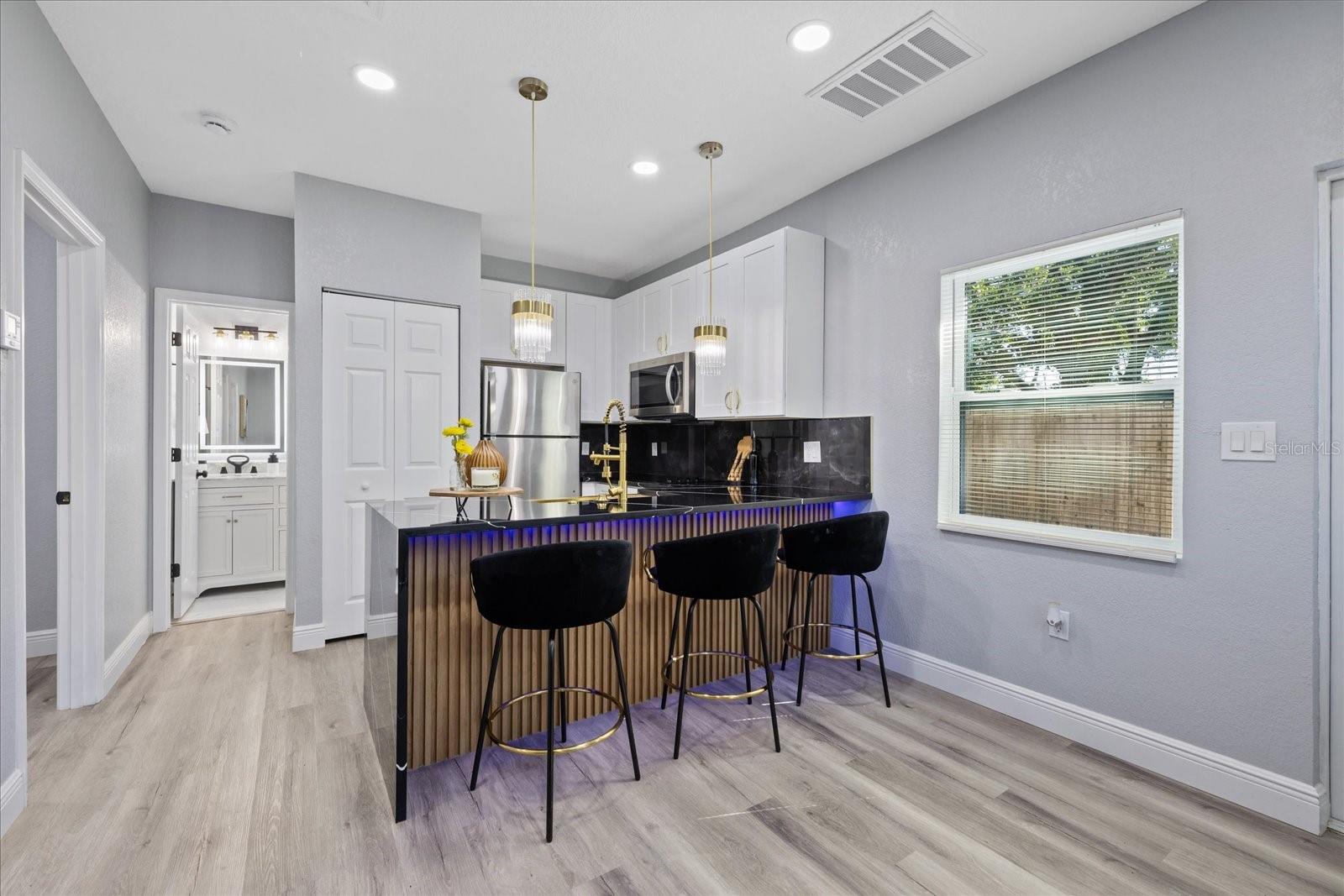 2006 E HENRY AVE, TAMPA, FL, 33610