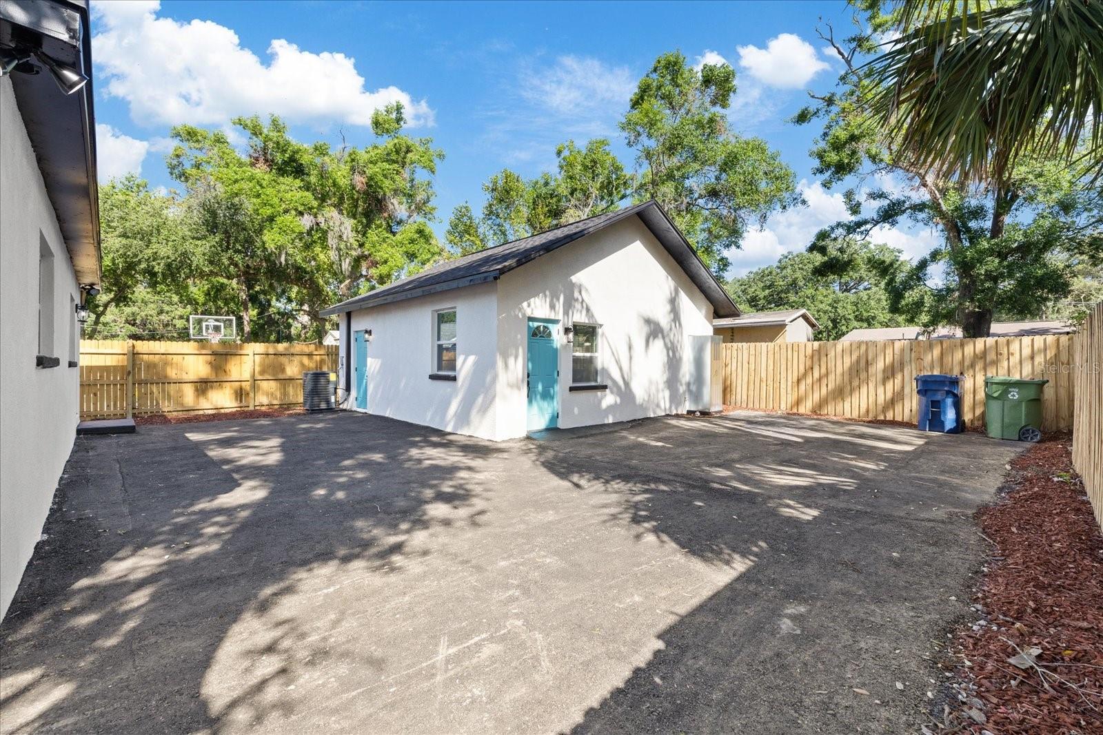 2006 E HENRY AVE, TAMPA, FL, 33610