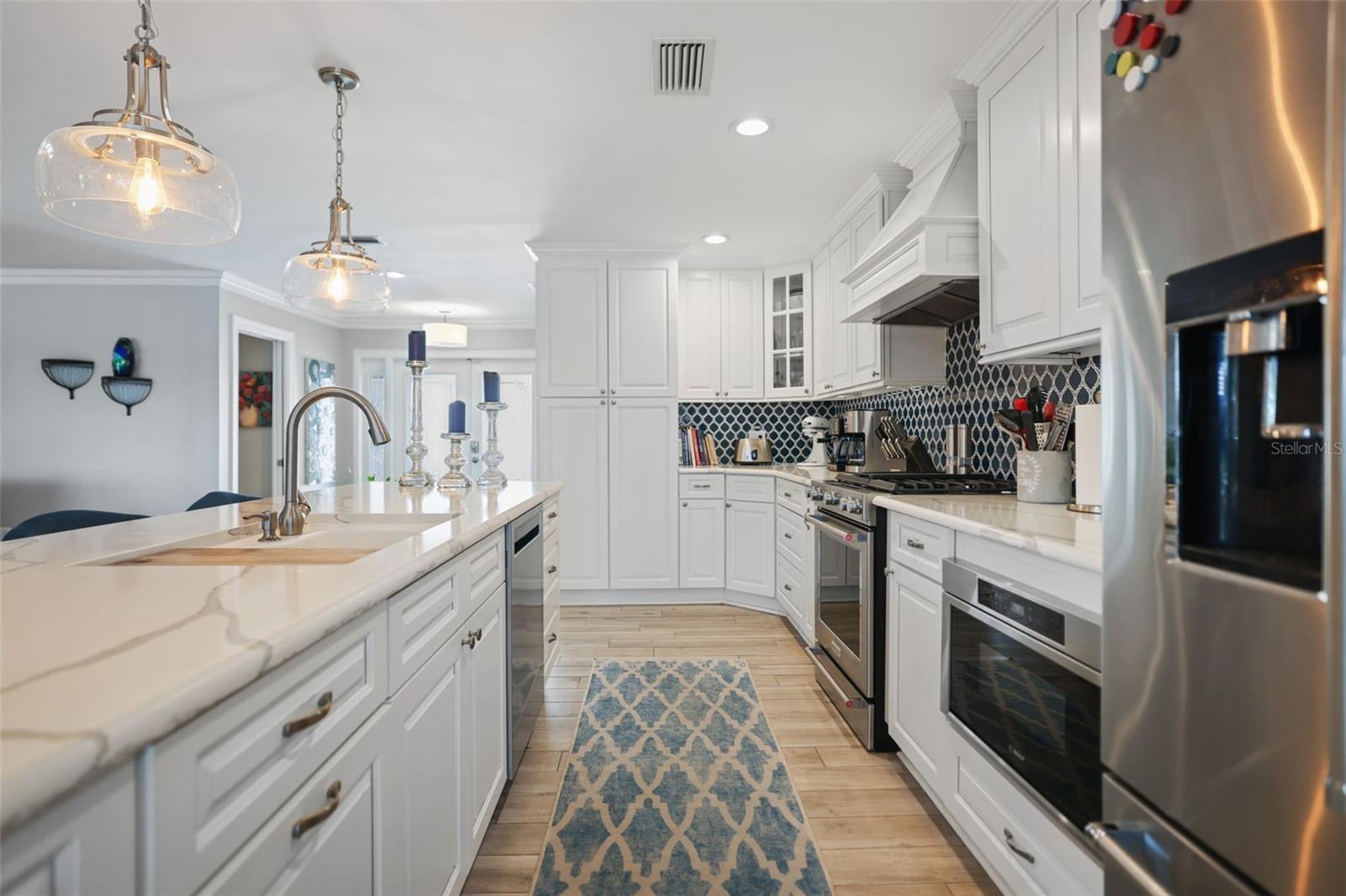 689 ISLAND WAY, CLEARWATER BEACH, FL, 33767