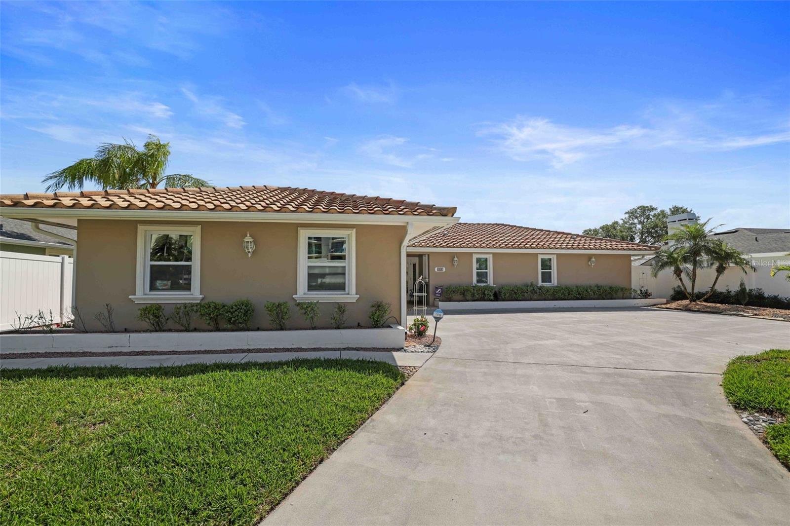 689 ISLAND WAY, CLEARWATER BEACH, FL, 33767