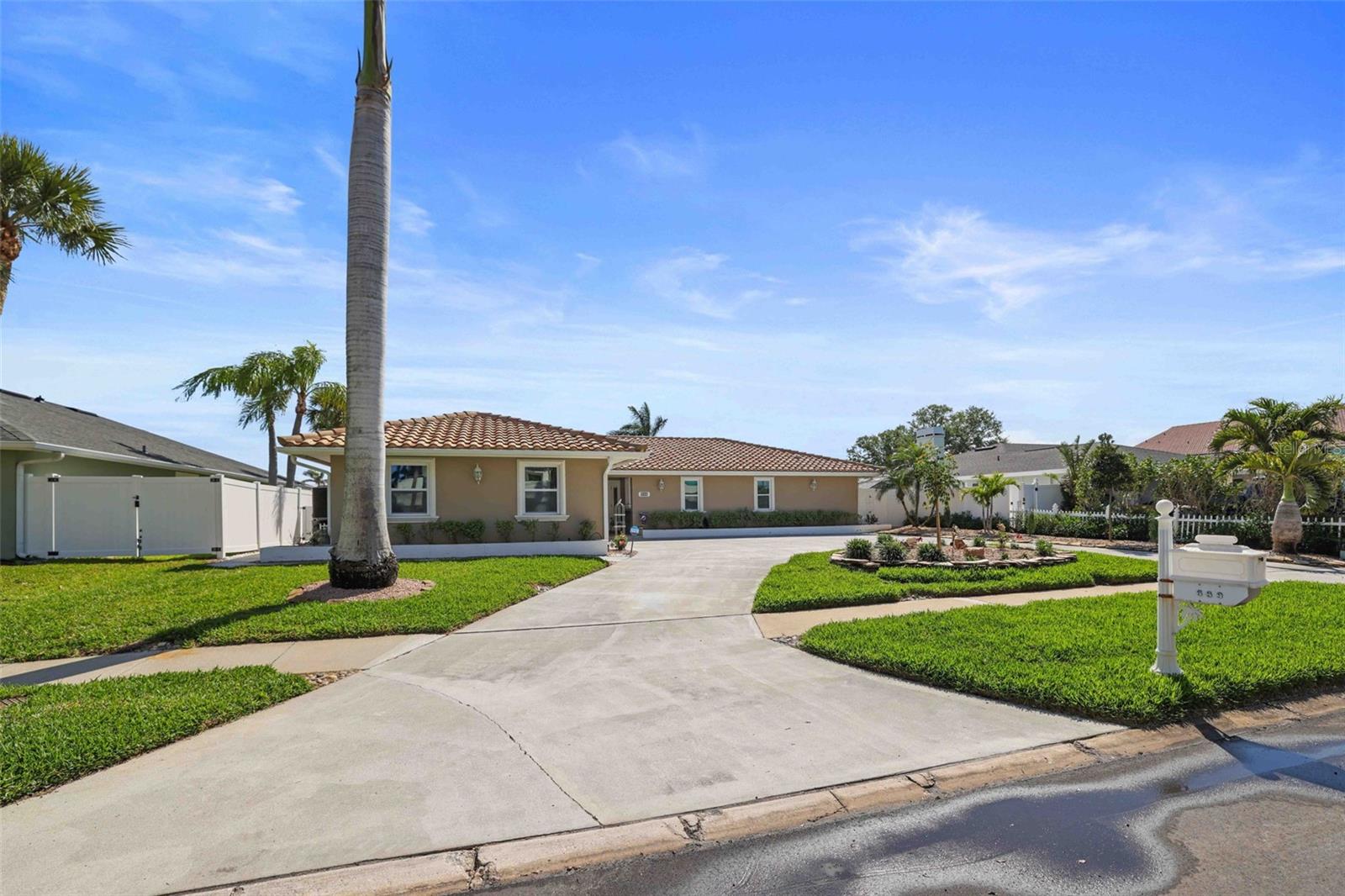689 ISLAND WAY, CLEARWATER BEACH, FL, 33767