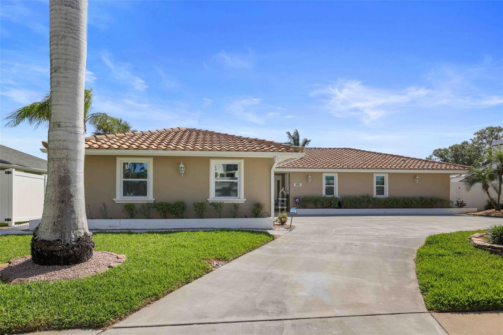 689 ISLAND WAY, CLEARWATER BEACH, FL, 33767