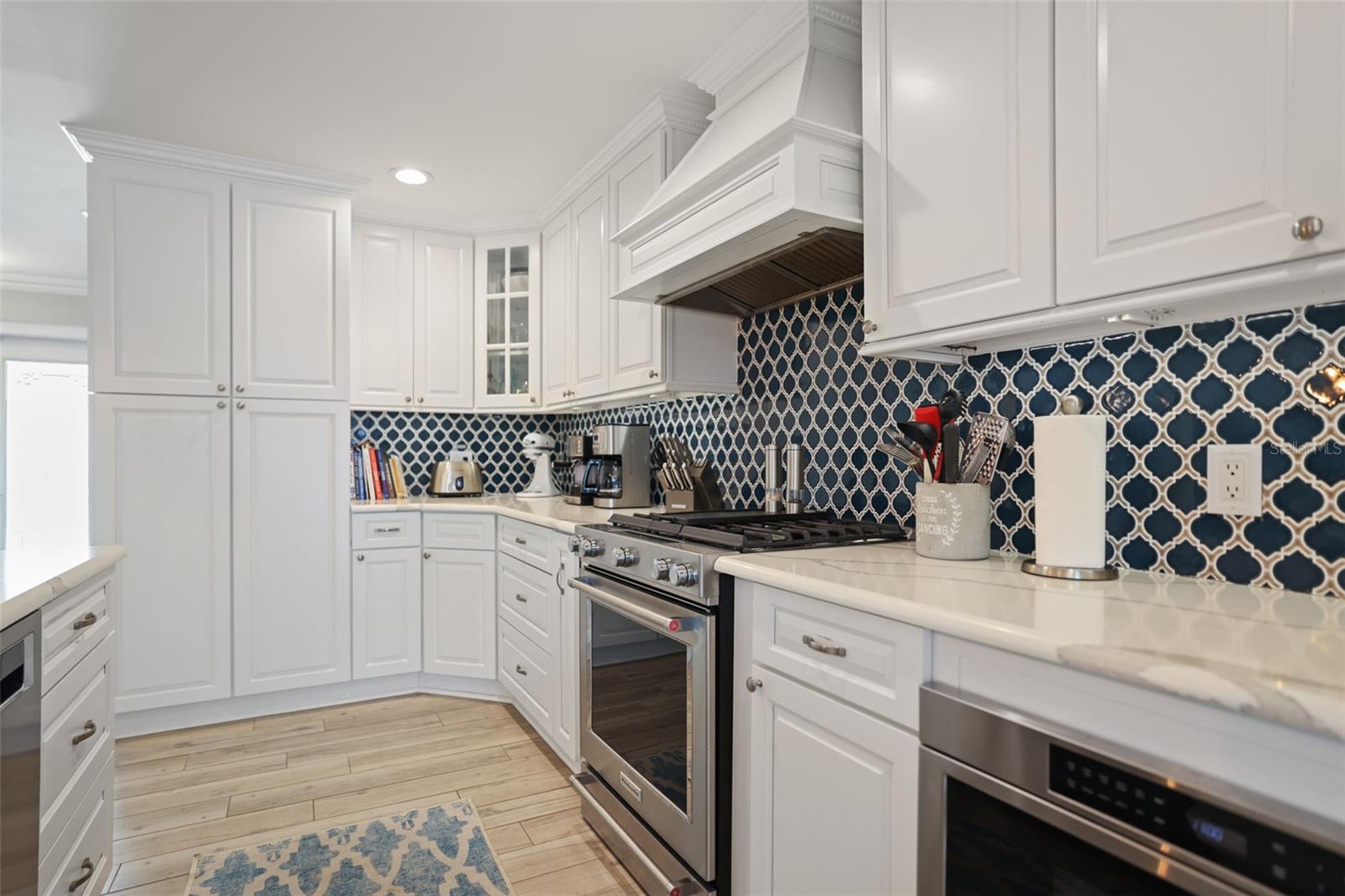 689 ISLAND WAY, CLEARWATER BEACH, FL, 33767