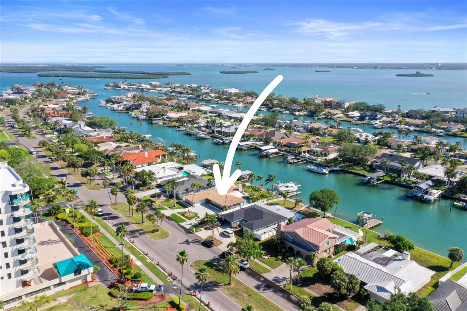 689 ISLAND WAY, CLEARWATER BEACH, FL, 33767