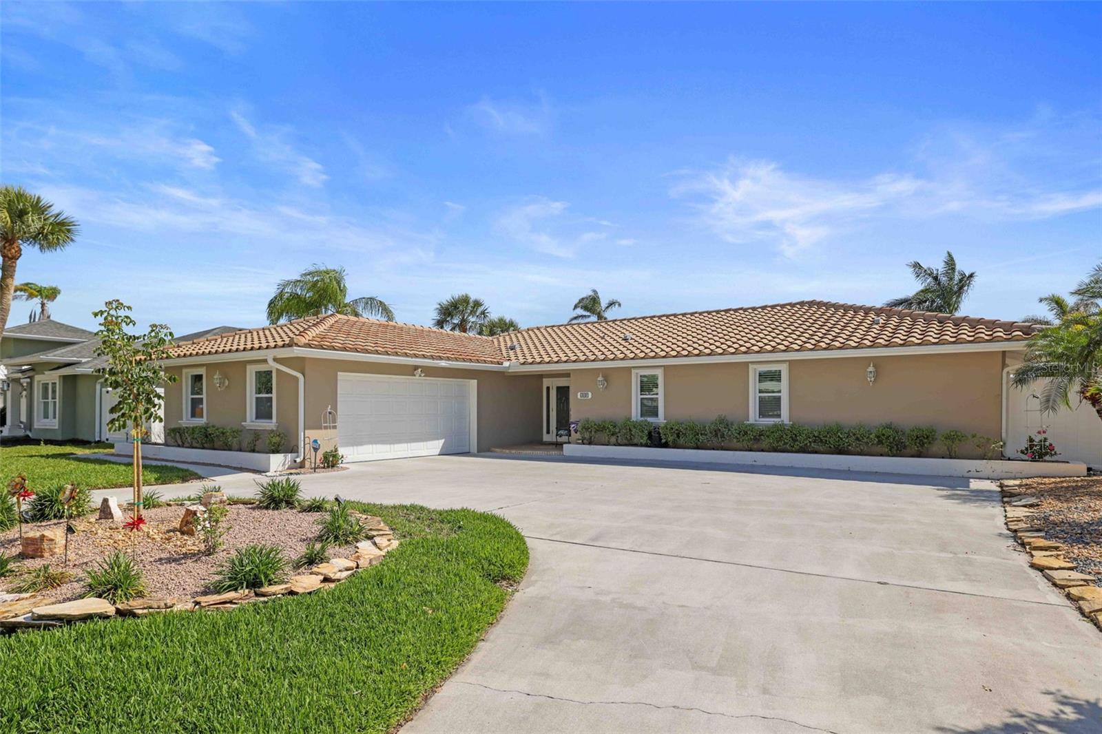 689 ISLAND WAY, CLEARWATER BEACH, FL, 33767