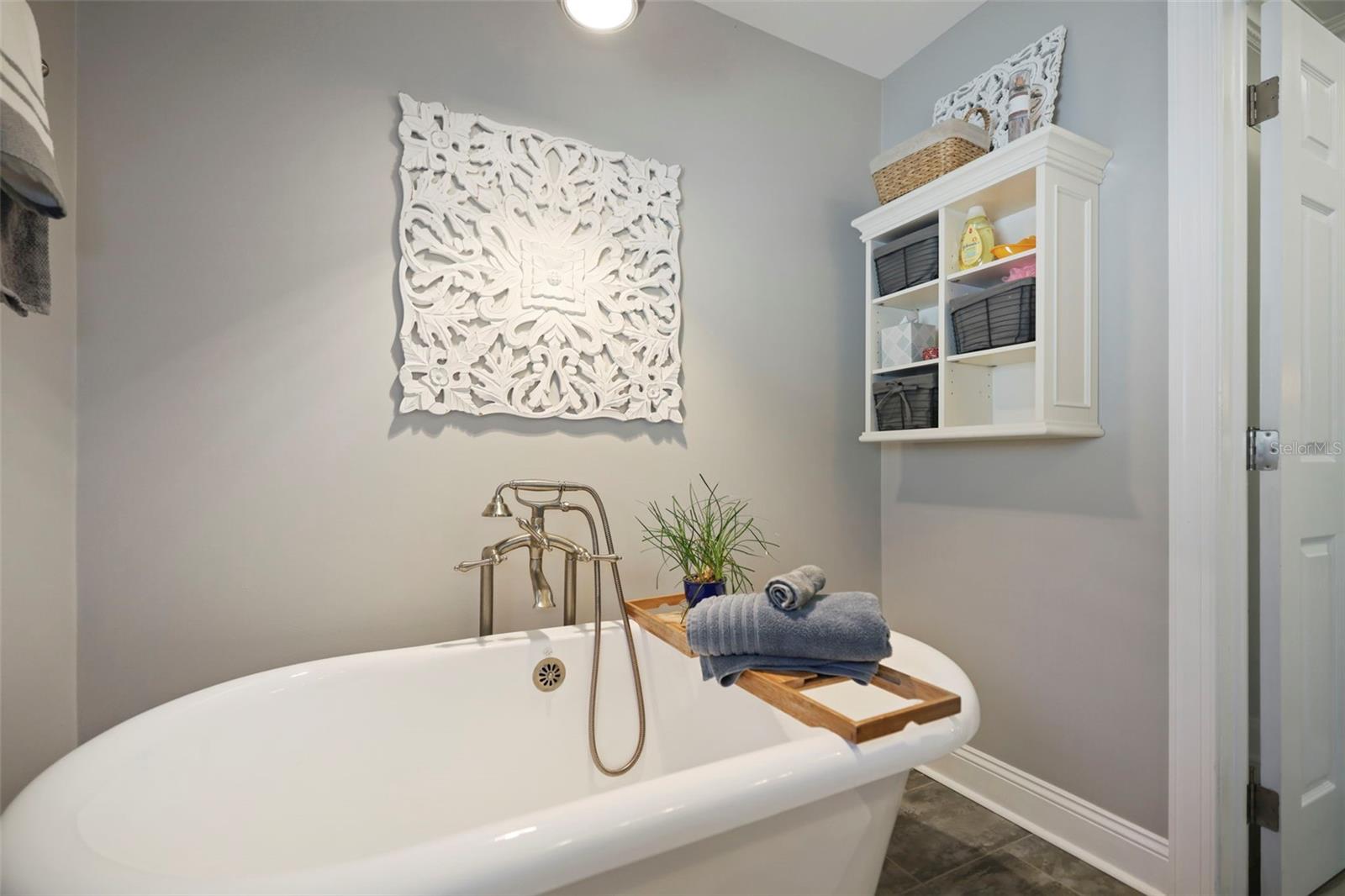 689 ISLAND WAY, CLEARWATER BEACH, FL, 33767