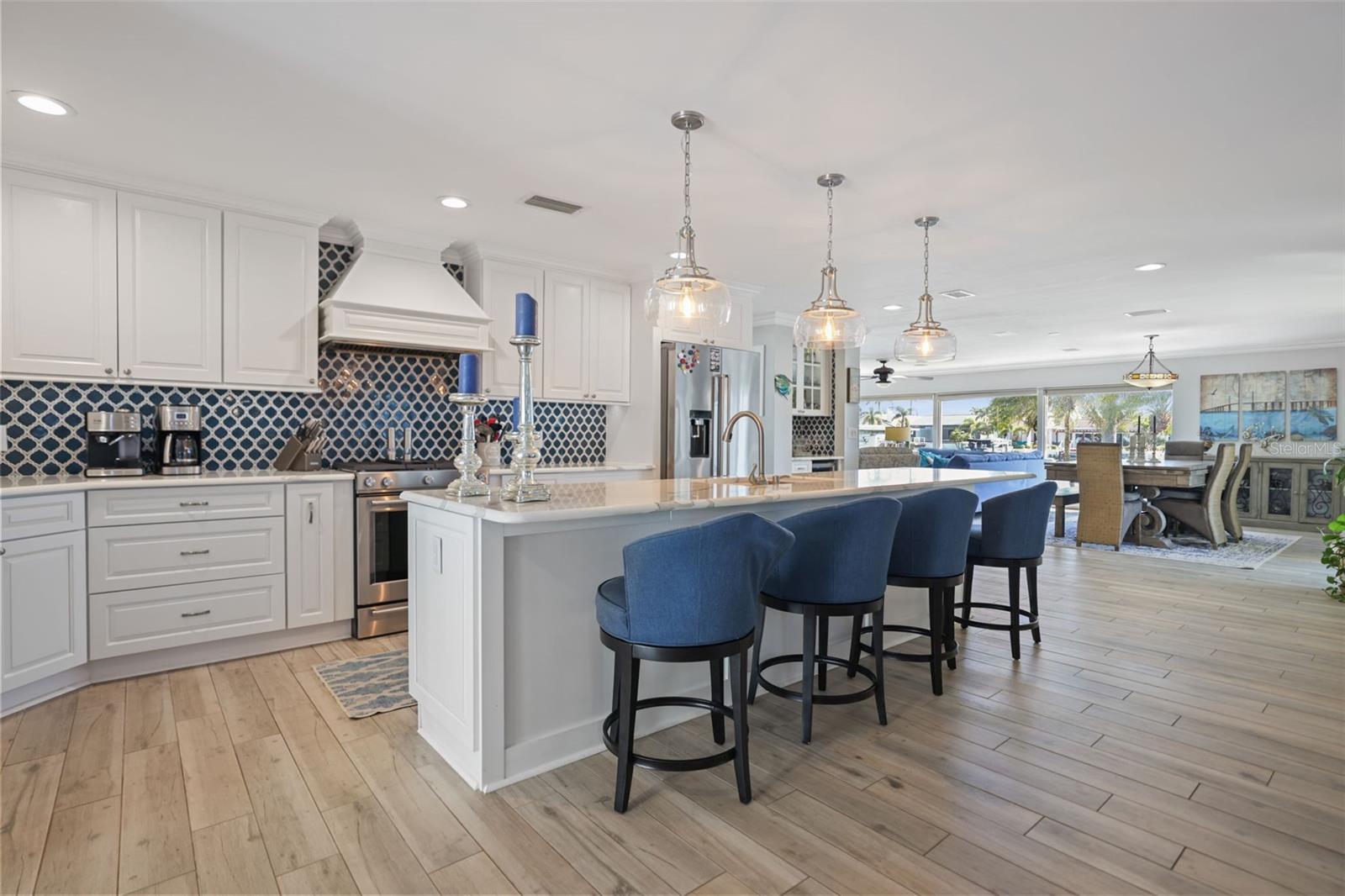 689 ISLAND WAY, CLEARWATER BEACH, FL, 33767