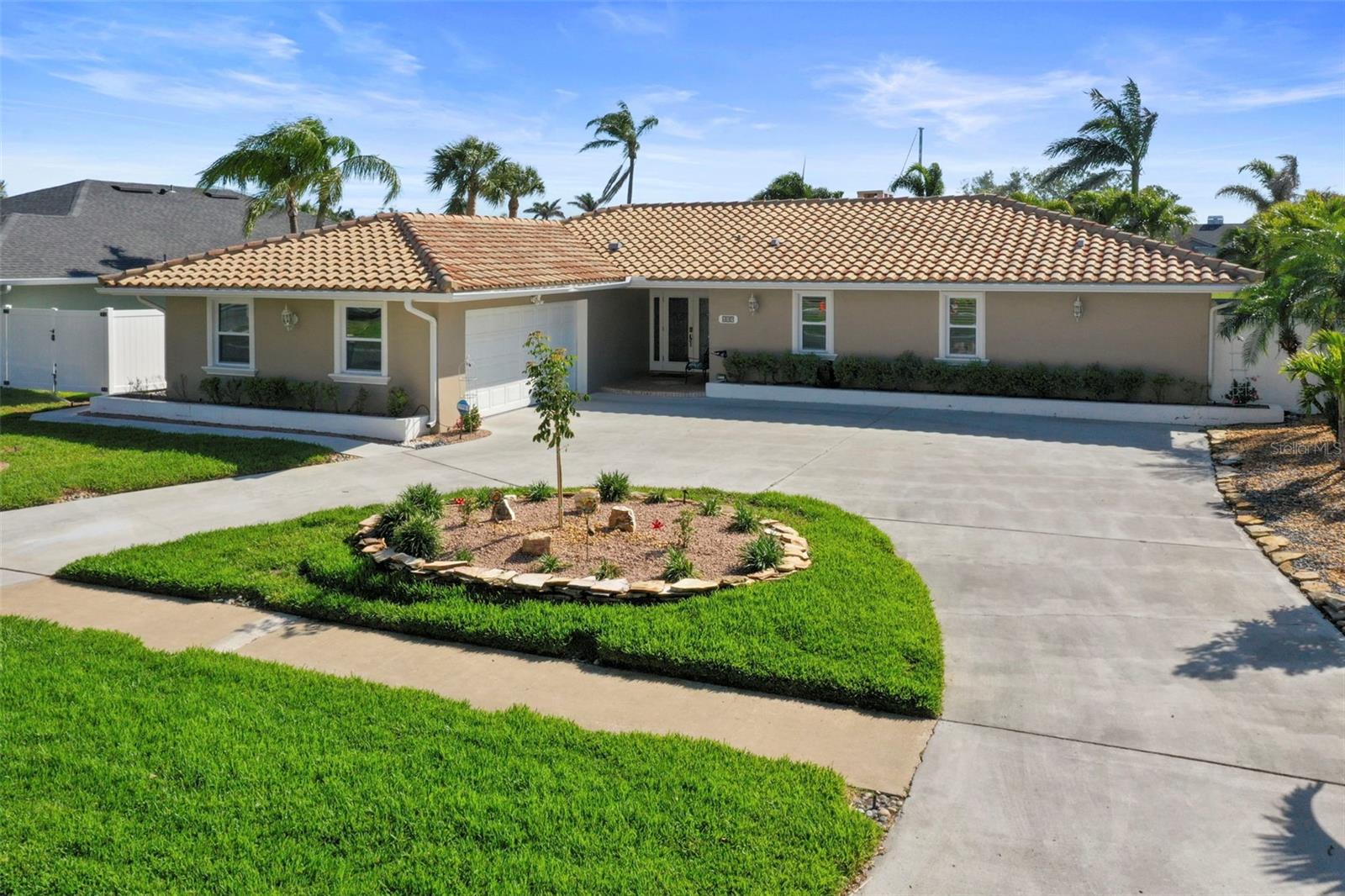 689 ISLAND WAY, CLEARWATER BEACH, FL, 33767