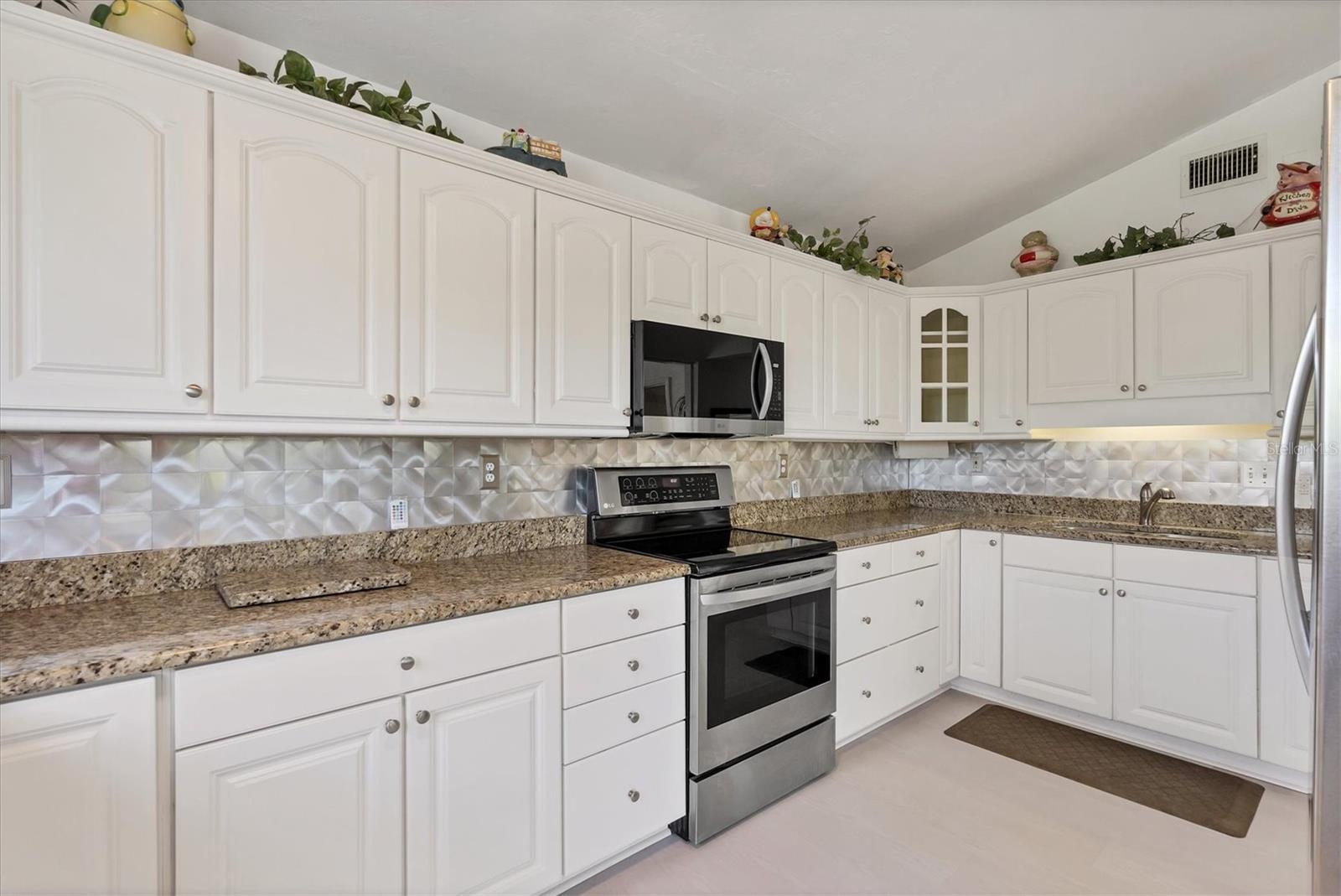 283 HILLTOP CIR, PUNTA GORDA, FL, 33982
