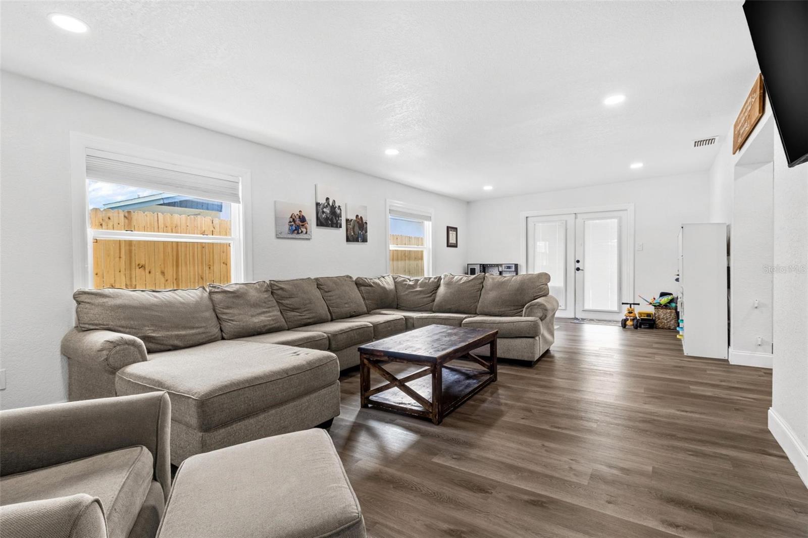 8240 JACARANDA AVE, SEMINOLE, FL, 33777
