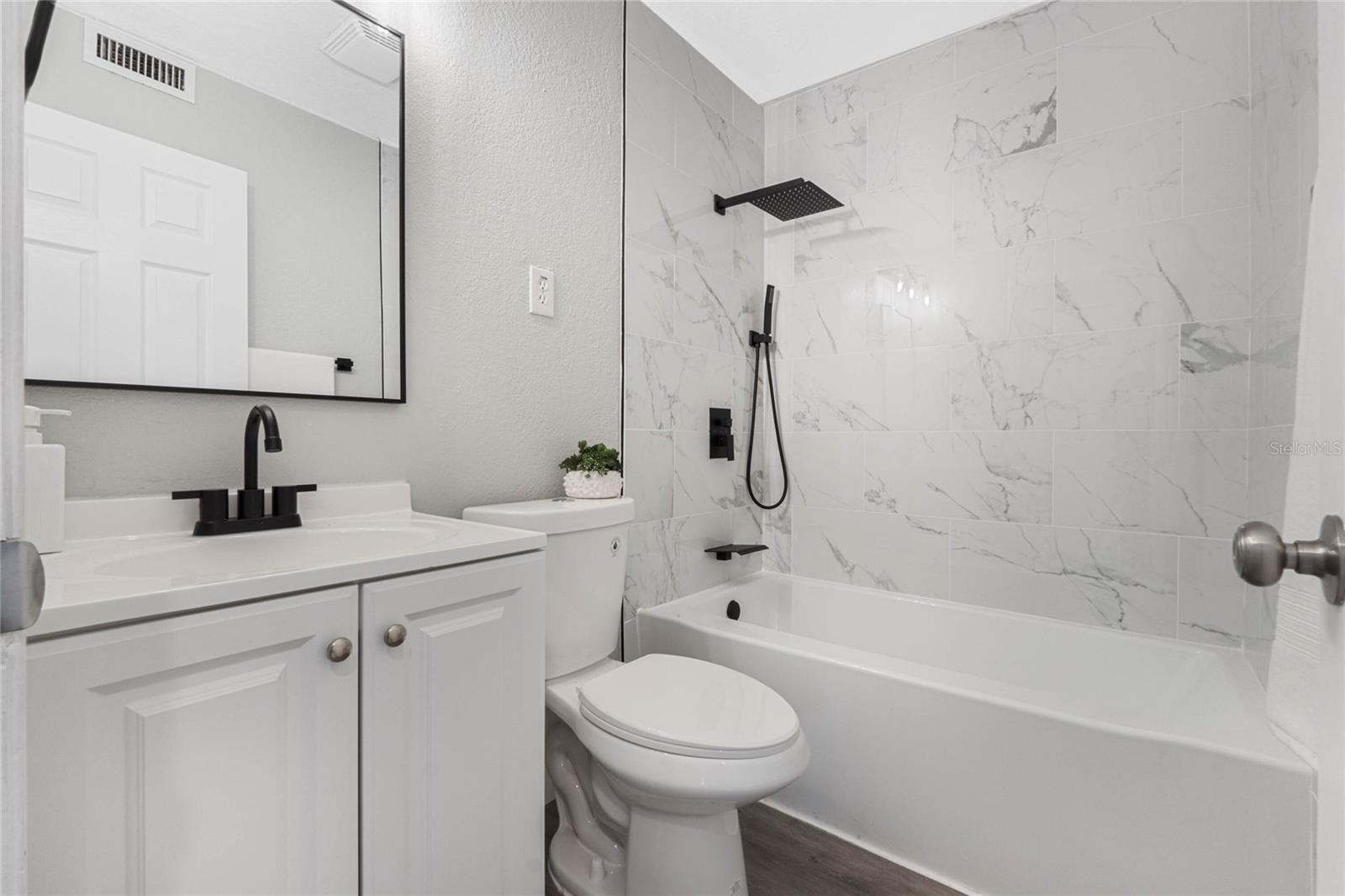 1090 EMERALD DR, MOUNT DORA, FL, 32757