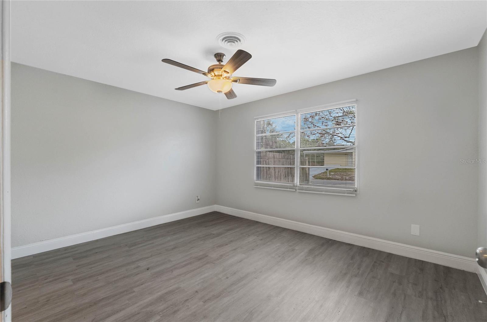 1090 EMERALD DR, MOUNT DORA, FL, 32757