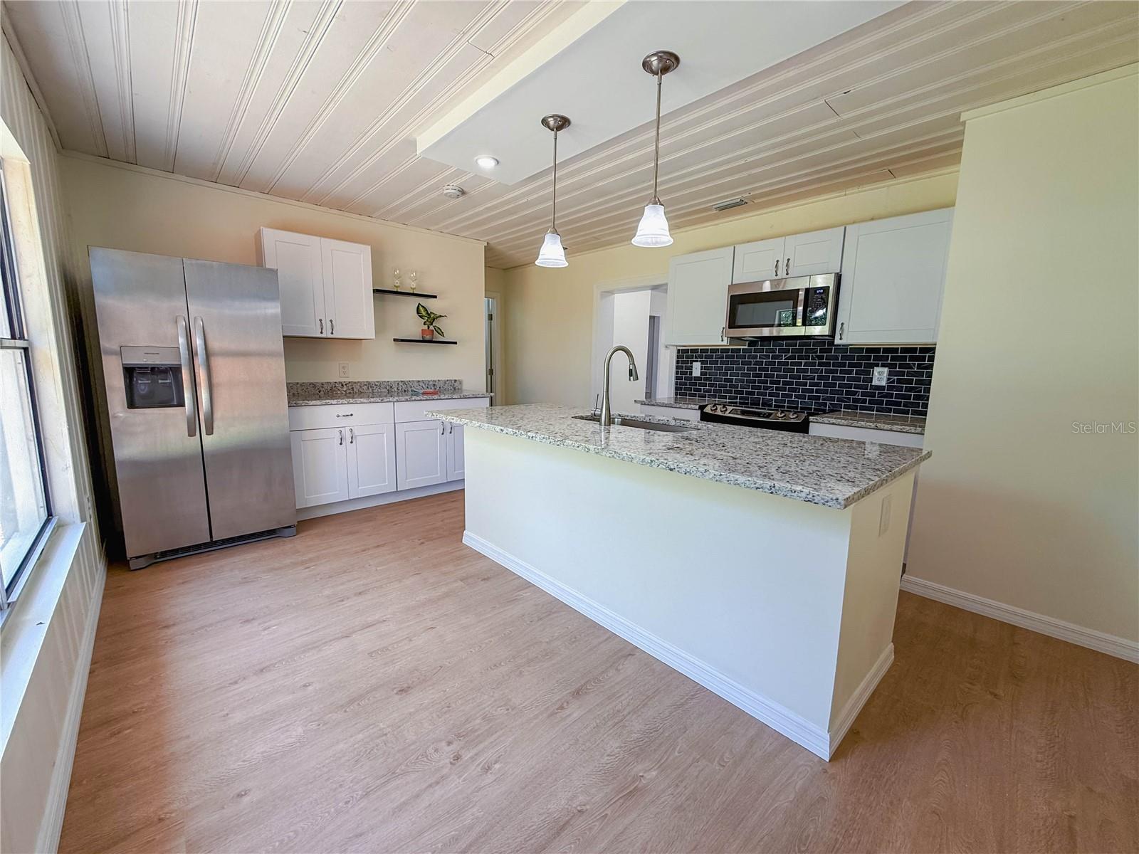 624 N NEW HAMPSHIRE AVE, TAVARES, FL, 32778