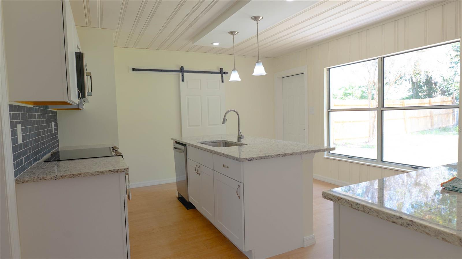 624 N NEW HAMPSHIRE AVE, TAVARES, FL, 32778