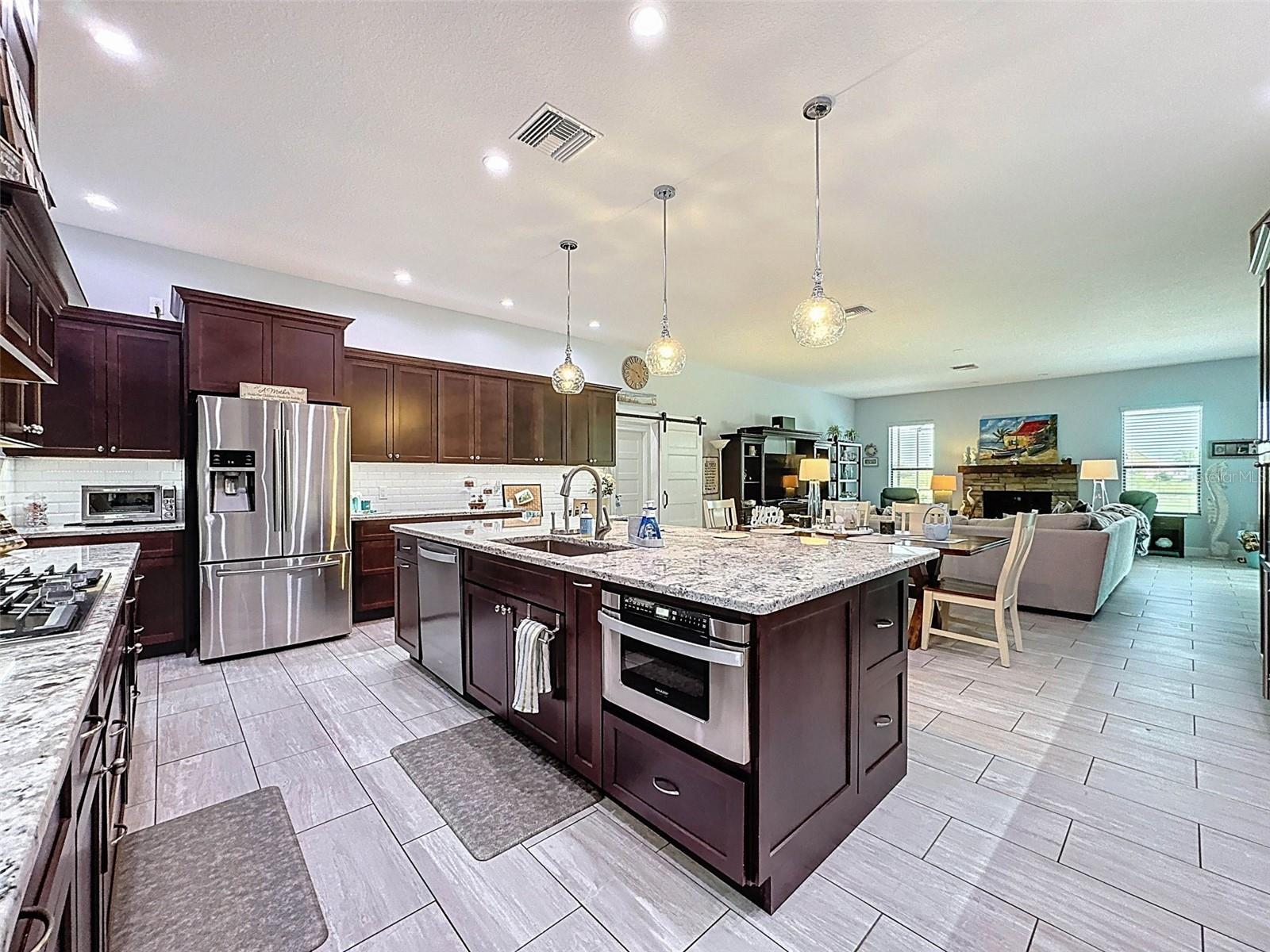 9237 PALM BEACH DR, WEEKI WACHEE, FL, 34613