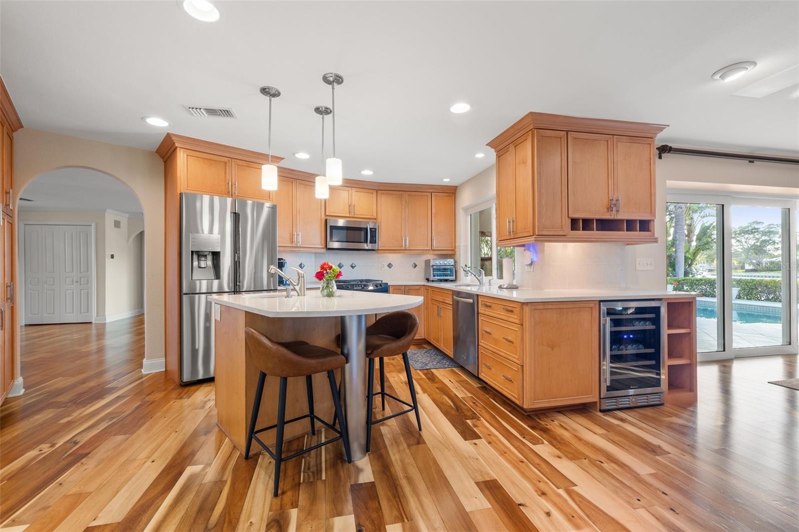 935 EDEN ISLE DR NE, ST PETERSBURG, FL, 33704