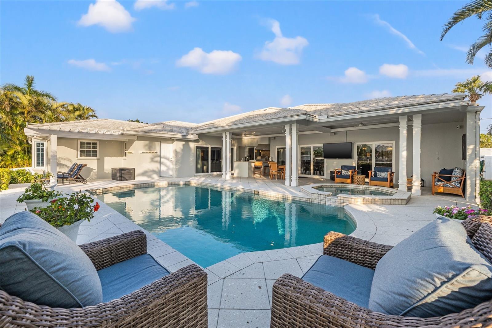 935 EDEN ISLE DR NE, ST PETERSBURG, FL, 33704