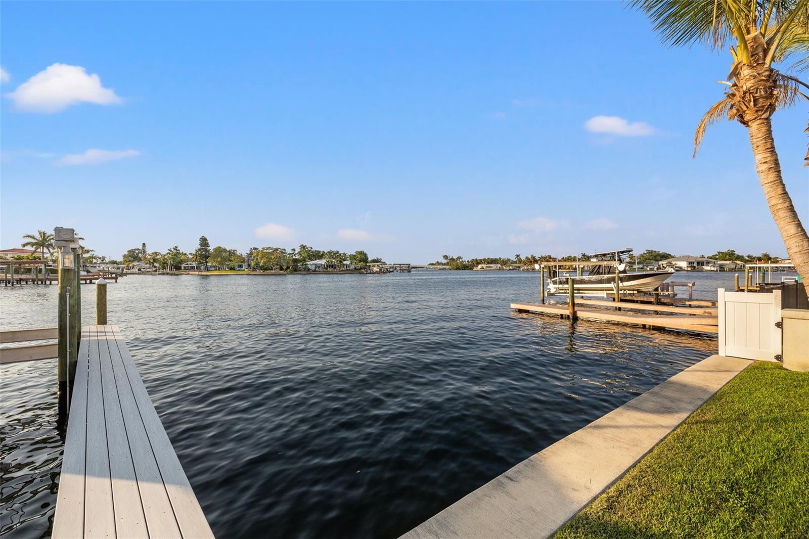 935 EDEN ISLE DR NE, ST PETERSBURG, FL, 33704