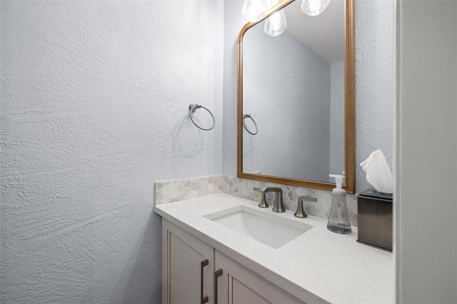 935 EDEN ISLE DR NE, ST PETERSBURG, FL, 33704