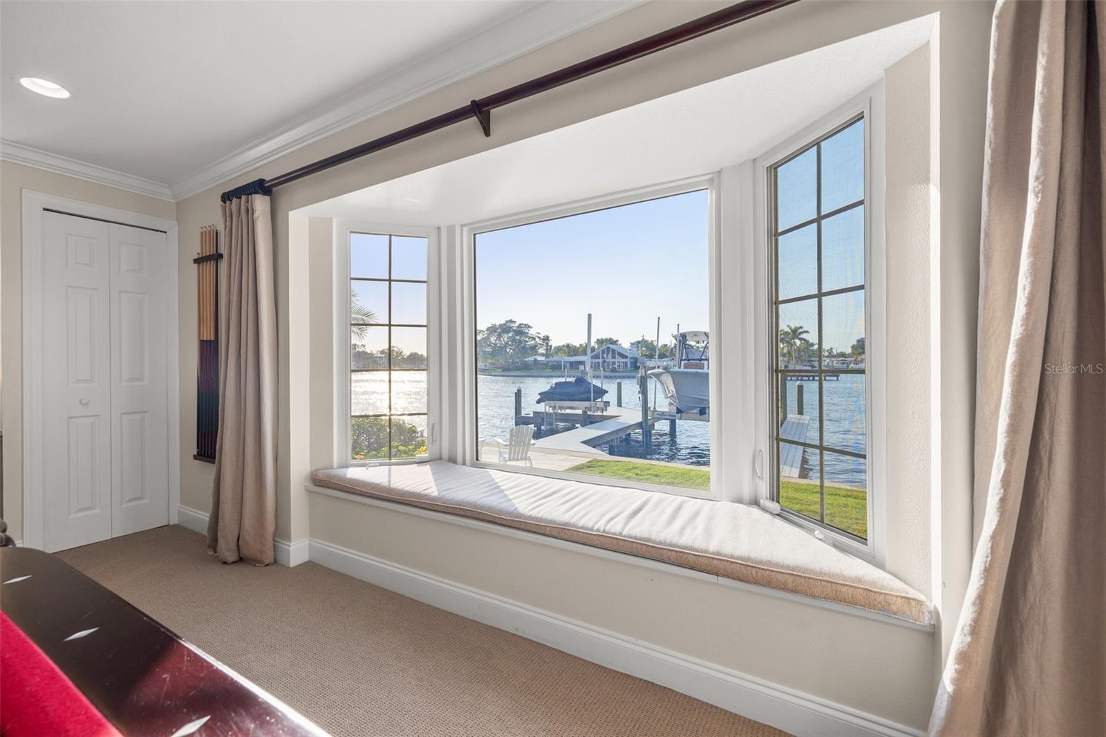 935 EDEN ISLE DR NE, ST PETERSBURG, FL, 33704