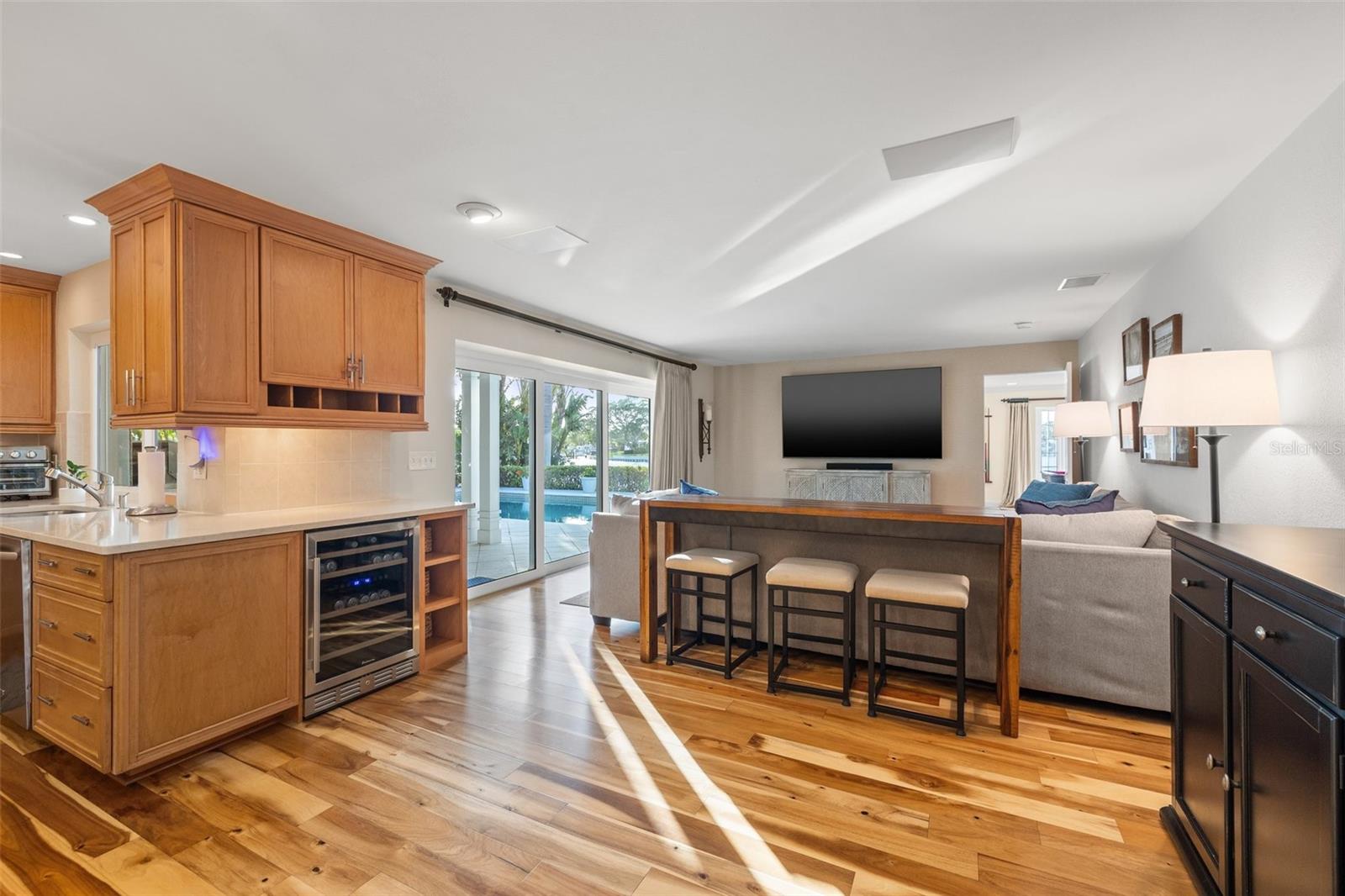 935 EDEN ISLE DR NE, ST PETERSBURG, FL, 33704