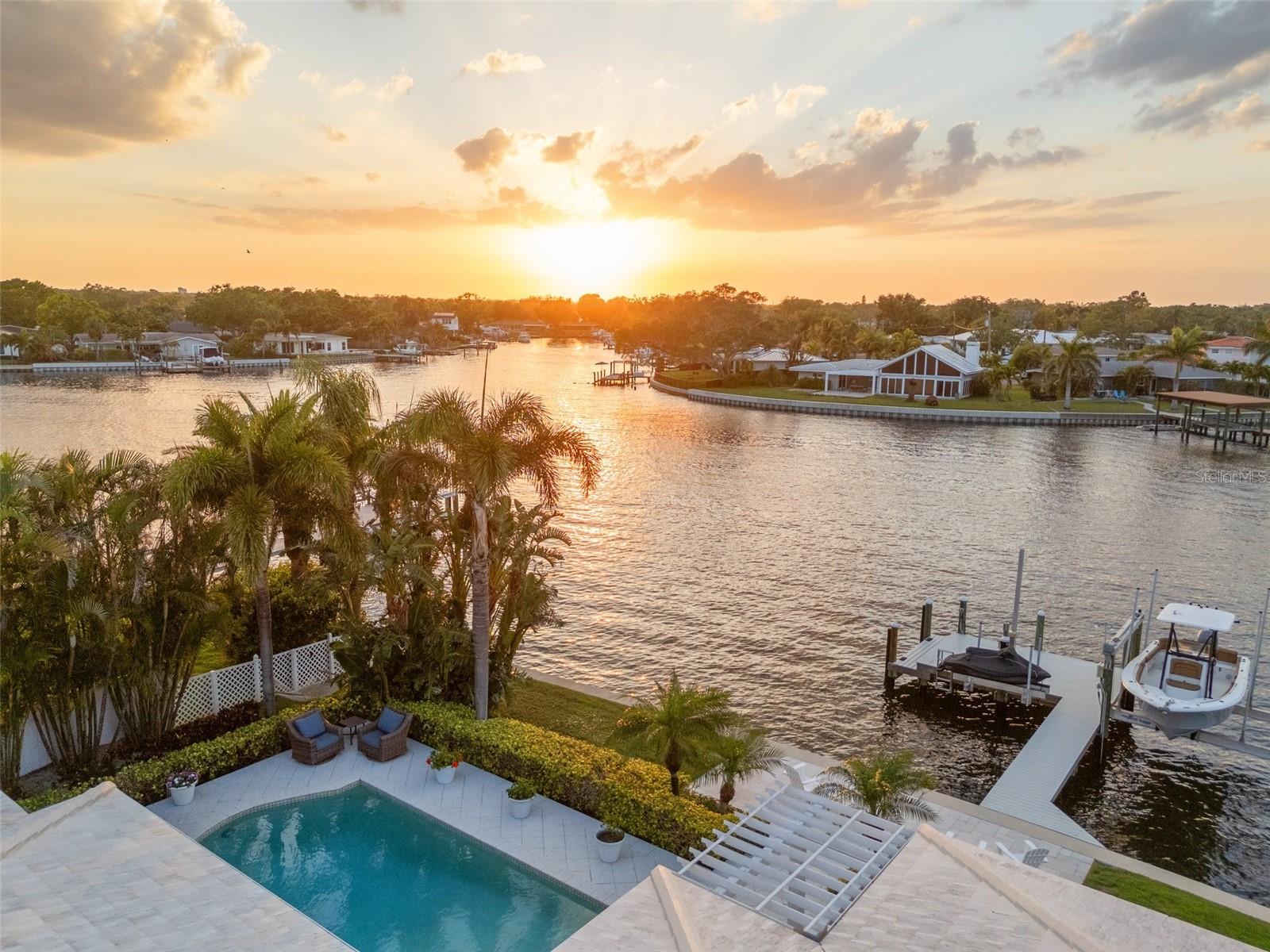 935 EDEN ISLE DR NE, ST PETERSBURG, FL, 33704