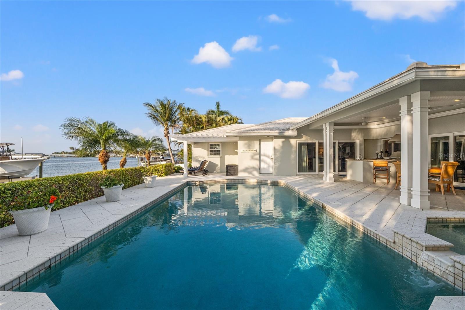 935 EDEN ISLE DR NE, ST PETERSBURG, FL, 33704