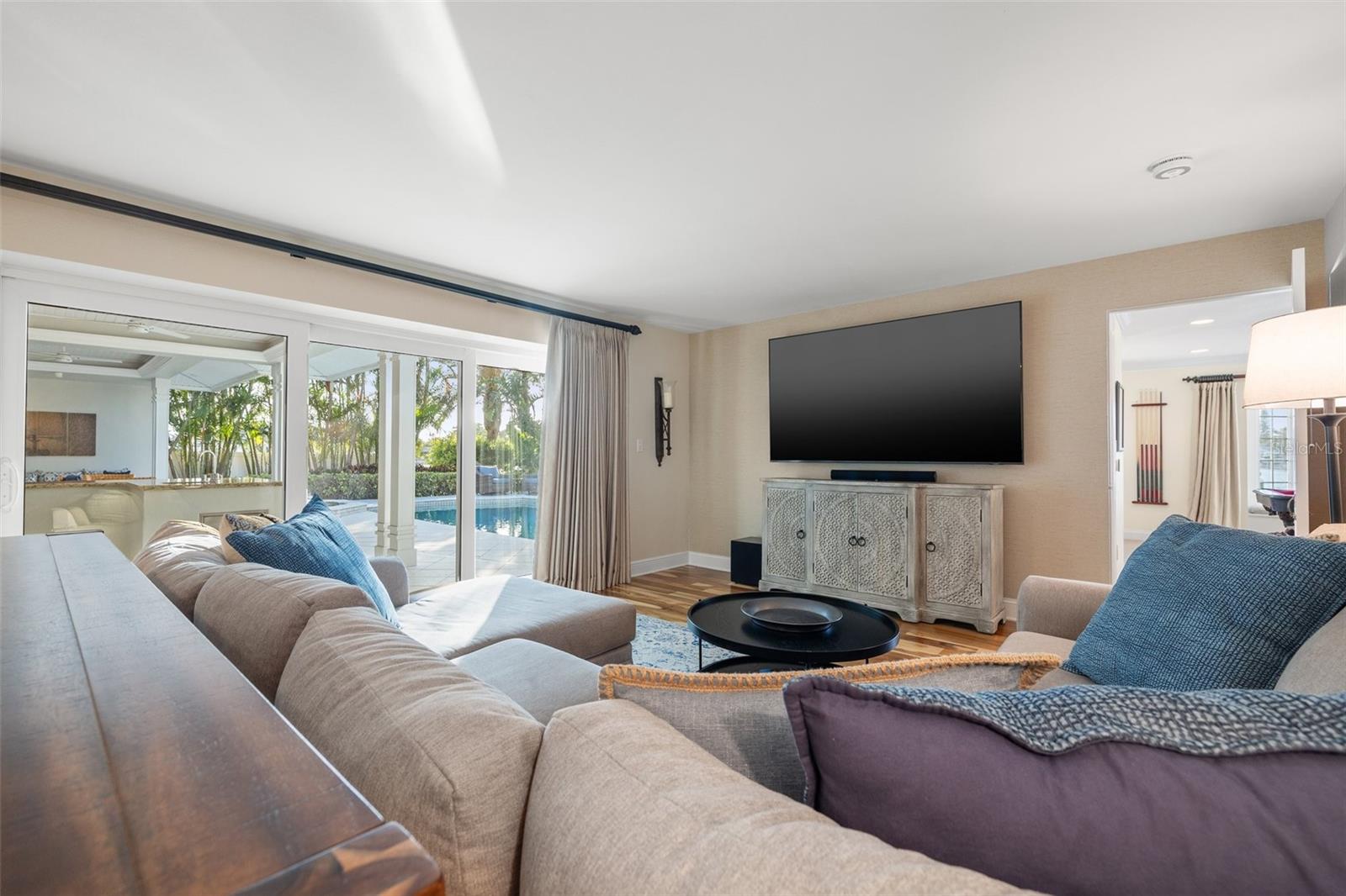 935 EDEN ISLE DR NE, ST PETERSBURG, FL, 33704