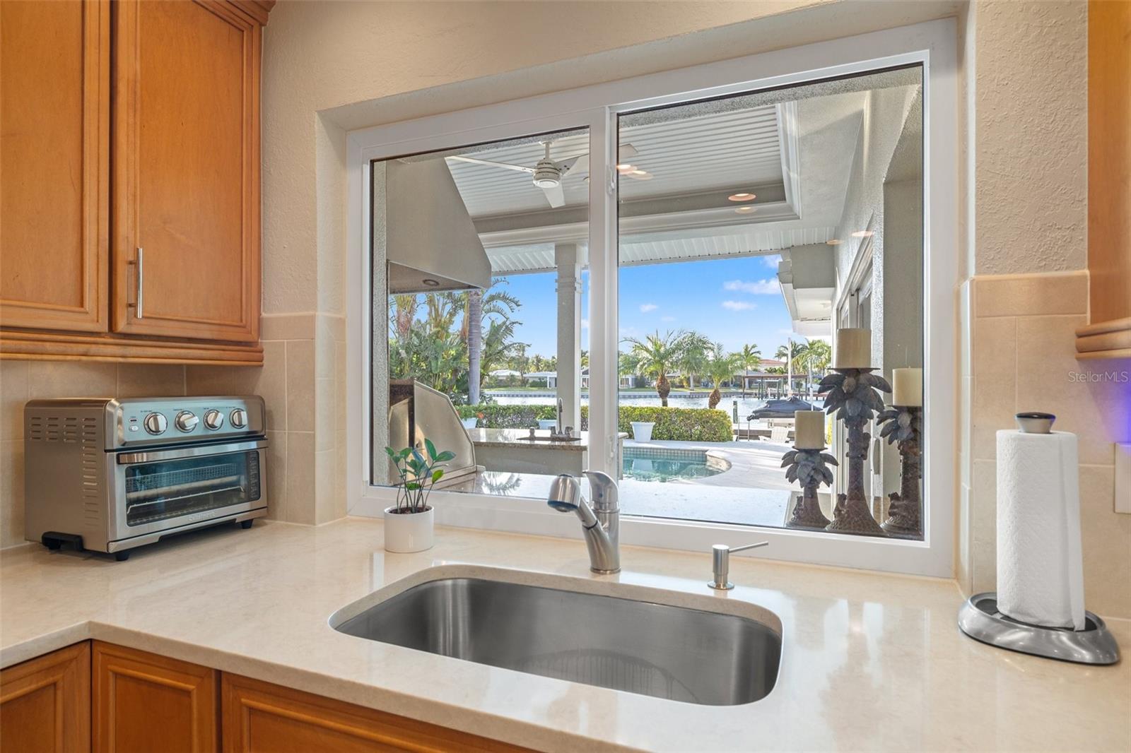 935 EDEN ISLE DR NE, ST PETERSBURG, FL, 33704